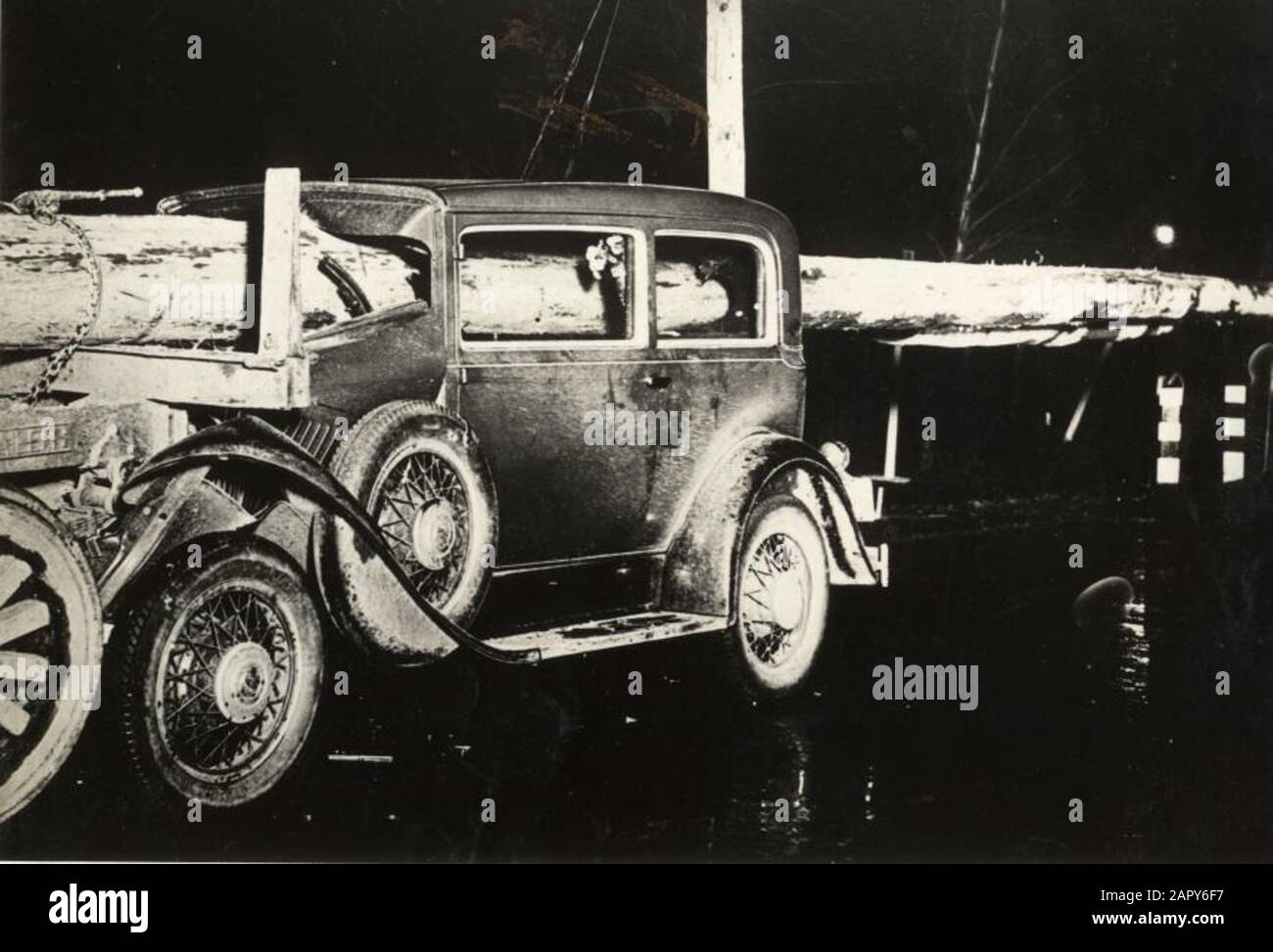 Accident de la circulation près de Buffalo, New York State, États-Unis, 1929... la voiture conduisait à pleine vitesse à l'arrière d'un camion transportant une charge de grumes ennuyés à travers la fenêtre. Banque D'Images