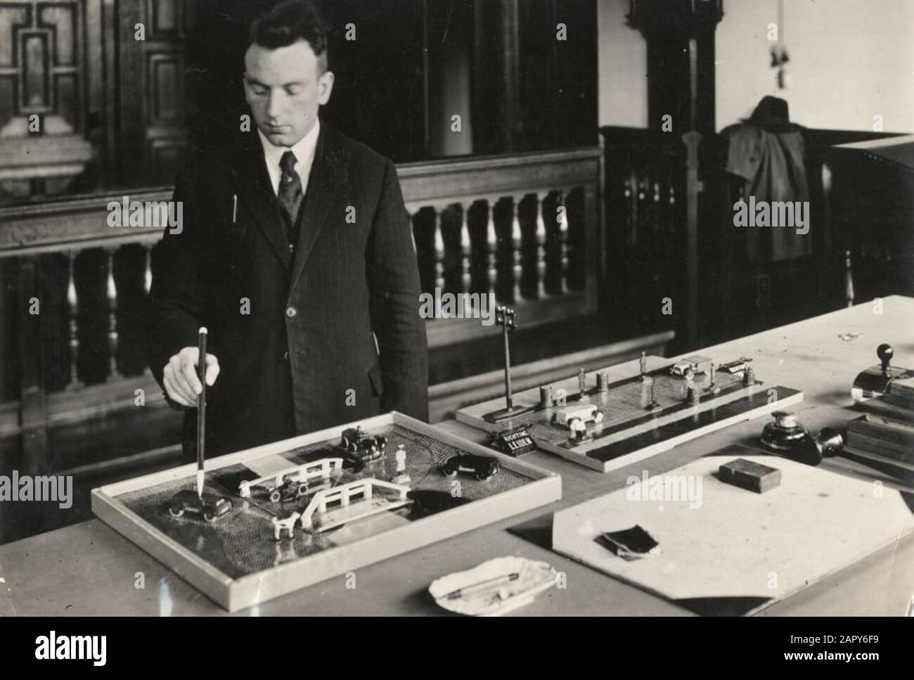 Produits d'assistance pour la reconstruction d'accidents de la route à la cour de Woerden, Pays-Bas, 1927. Banque D'Images