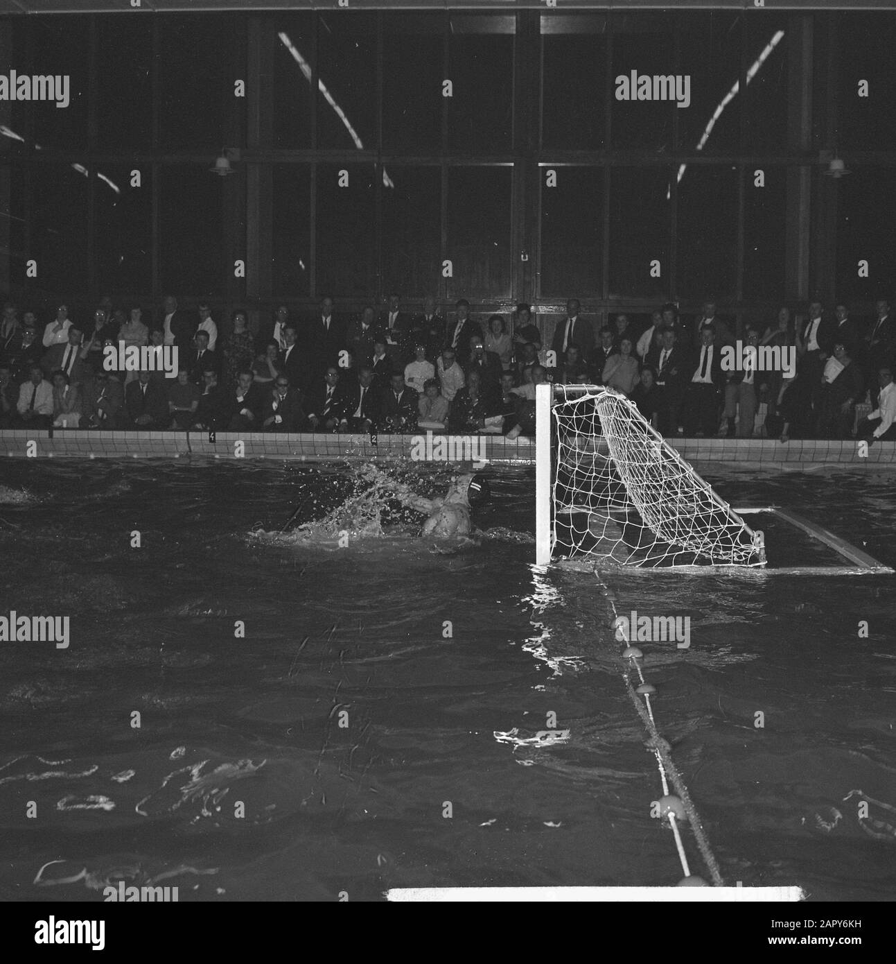 Water polo Pays-Bas contre la Russie 4-4 moments de jeu de ce jeu Date: 21 avril 1962 mots clés: Water-polo Banque D'Images