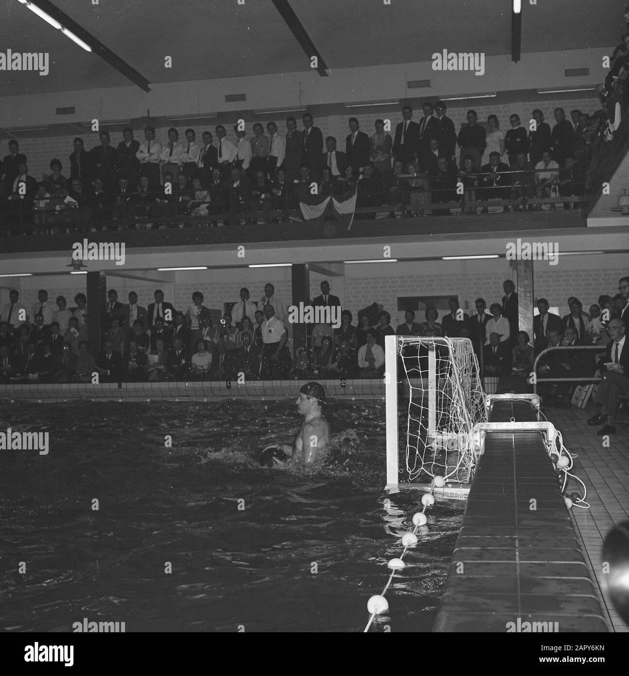 Water polo Pays-Bas contre la Russie 4-4 moments de jeu de ce jeu Date: 21 avril 1962 mots clés: Water-polo Banque D'Images