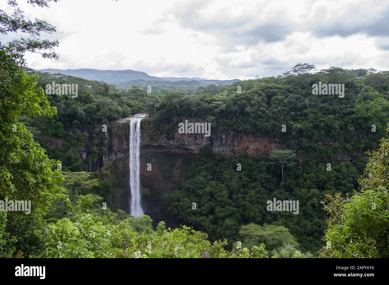 Cascade de Chamarel ou de Chamarel dans le parc national des Gorges de la rivière Noire sur l'île Maurice plongeant de 80-100 mètres à travers la forêt et les falaises Banque D'Images