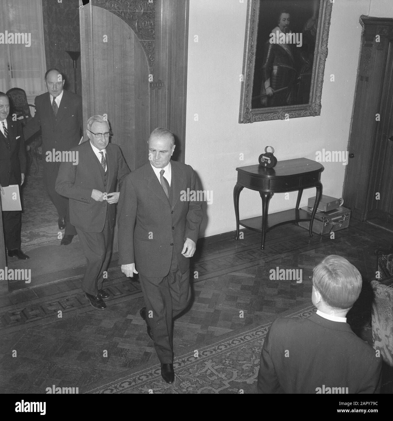 La conférence du Cabinet du Premier ministre de Quay a eu lieu pour la visite du Premier ministre grec dans notre pays. Premier Ministre De Quay Et Grec Date : 28 Février 1963 Mots Clés : Conférences Banque D'Images