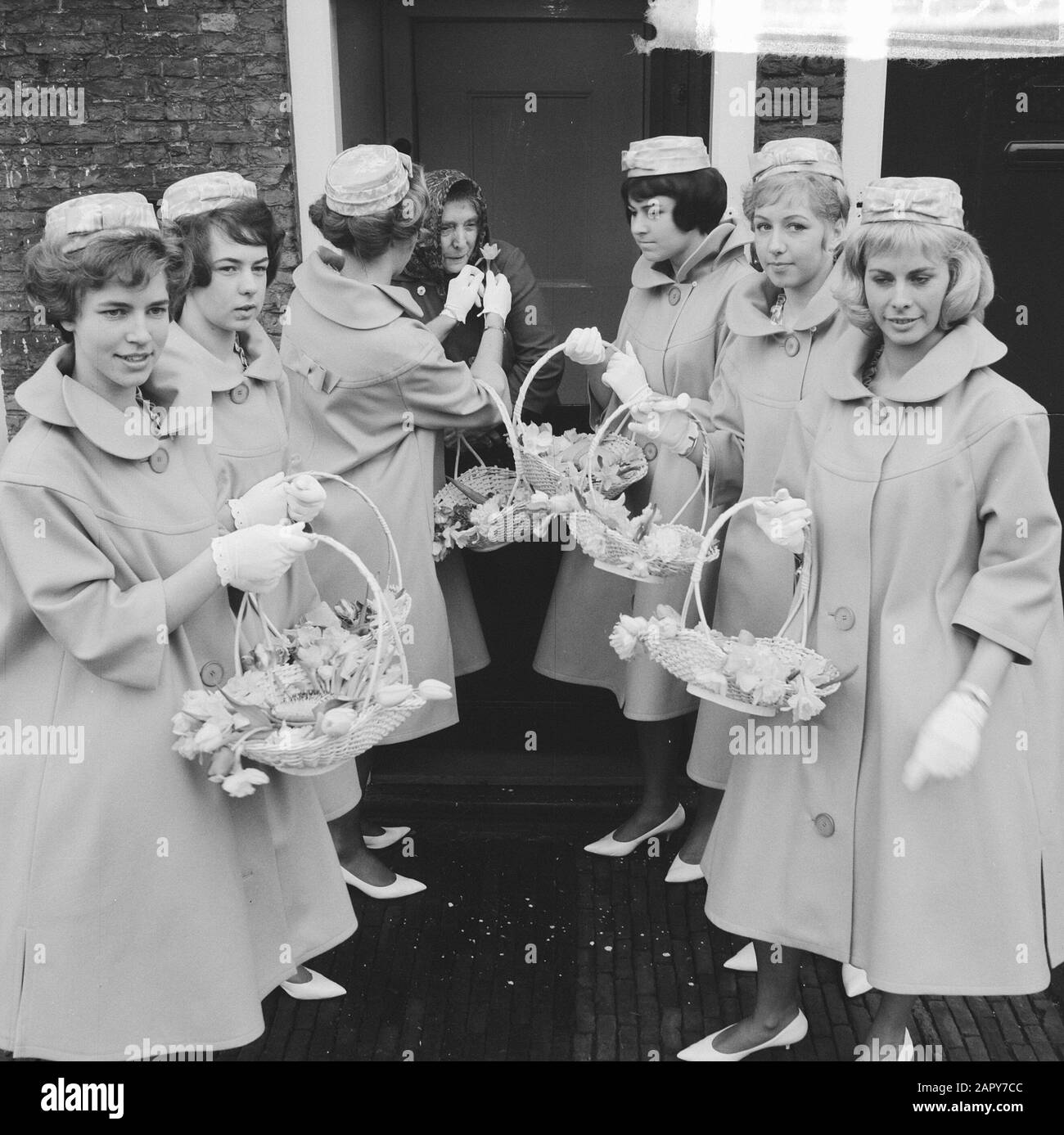 Les filles de fleurs d'Haarlem en costume neuf, leurs nouvelles robes de coton Boussac. Quelques filles à la Proveniershofje à Haarlem Date : 18 mars 1963 lieu : Haarlem mots clés : FLEURS FILLES Banque D'Images