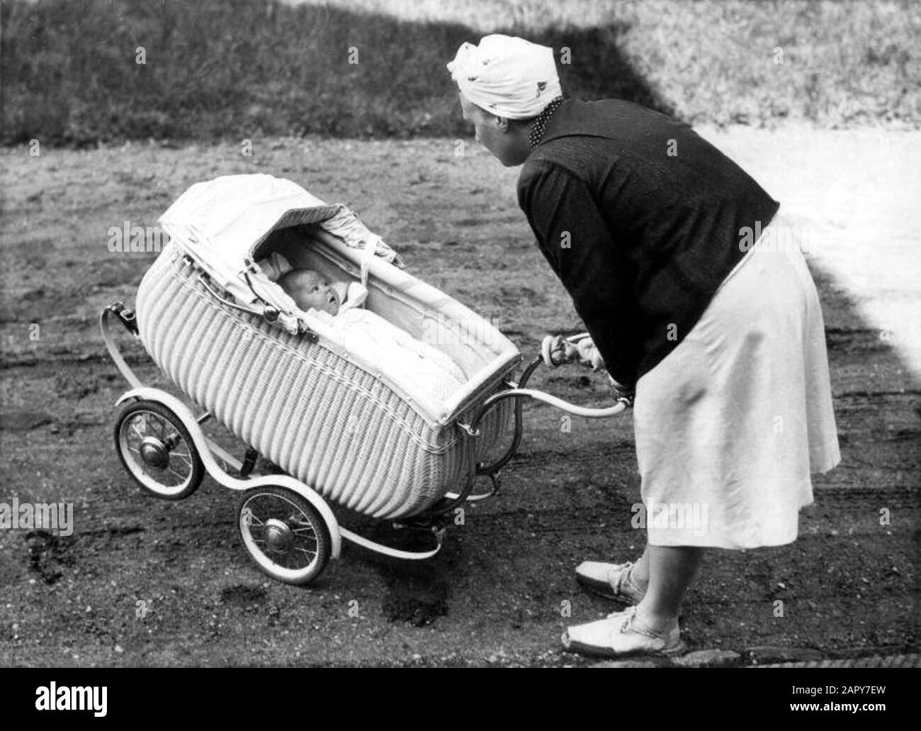 La princesse Juliana marche le 27 juillet 1938 avec la petite princesse Beatrix dans la poussette de Heiligendamm sur la mer Baltique (Allemagne). La photo a été prise dans le parc de la maison de campagne Krone" où le couple princier séjour. Banque D'Images