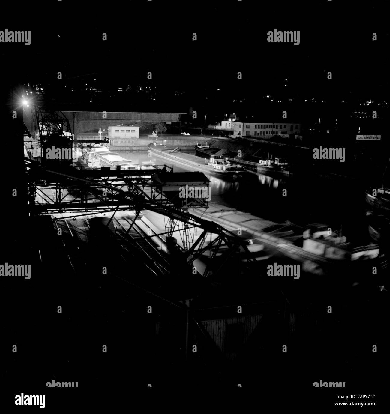 Rhin navigation, rapport du navire à moteur Damco 230: Suisse navires dans le port de manutention du charbon de Bâle-Kleinhüningen Date: 1 avril 1955 lieu: Bâle, Suisse mots clés: Soir images, barges, ports, chargement et déchargement, charbon Banque D'Images