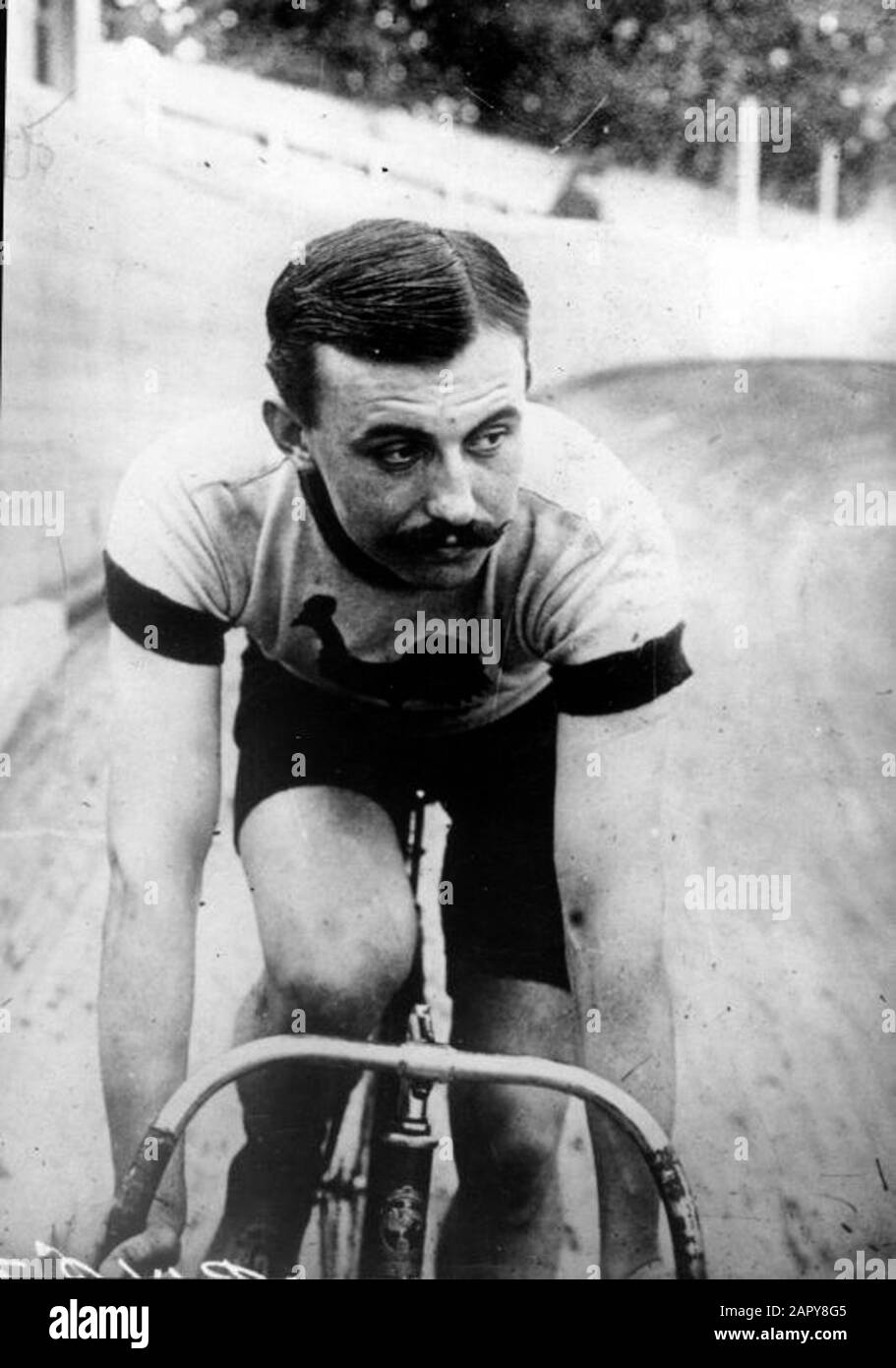 Le célèbre cycliste français Lucien petit-Breton, vainqueur du Tour de France (1907 et 1908) et le premier Milan San Remo (1907), sur une piste cyclable sans place ni année. Banque D'Images
