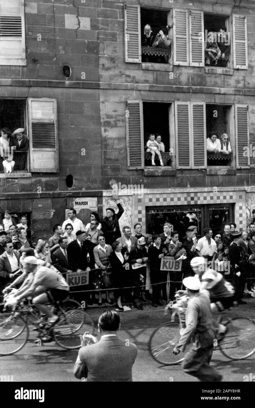 Cyclisme, Tour de France 1958.Les Spectateurs regardent les coureurs qui sont fournis. Banque D'Images