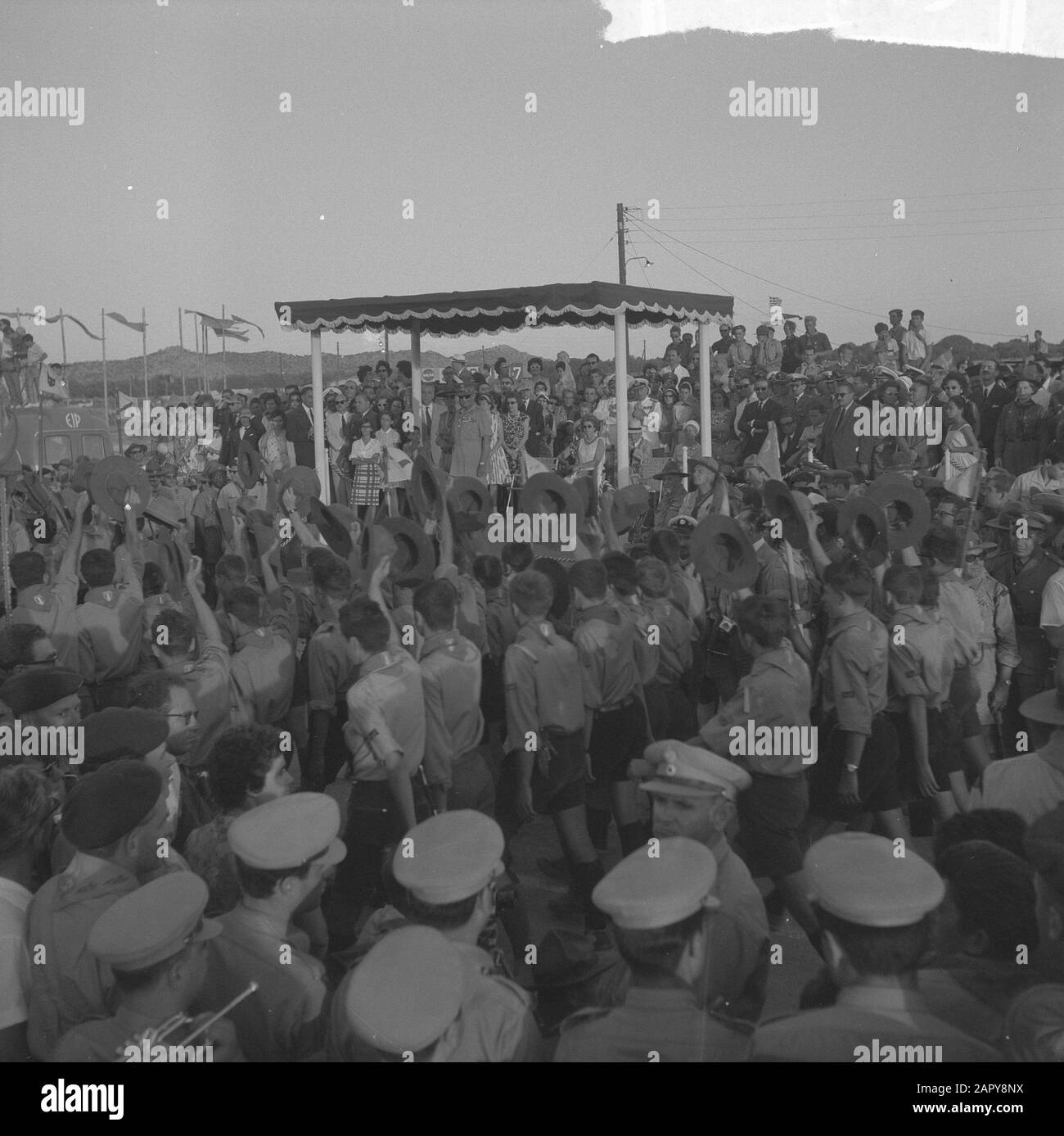 Jamboree 1963 À Marathon Grèce. Grand Parade Arabes, Turcs Et Néerlandais Défilé Passé King, Queen Et Prince De Grèce Date: 12 Août 1963 Lieu: Grèce Nom De L'Institution: Jamboree Banque D'Images