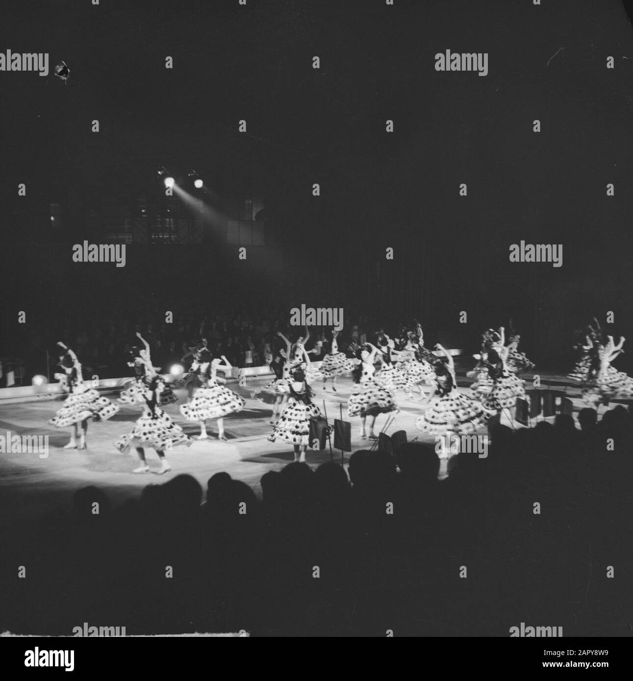 Premiere Viennese IJsrevue in Apolohal Date: 10 octobre 1963 mots clés: IJSREVUES Nom de l'institution: Apolohal, Viennese IJsRevue Banque D'Images