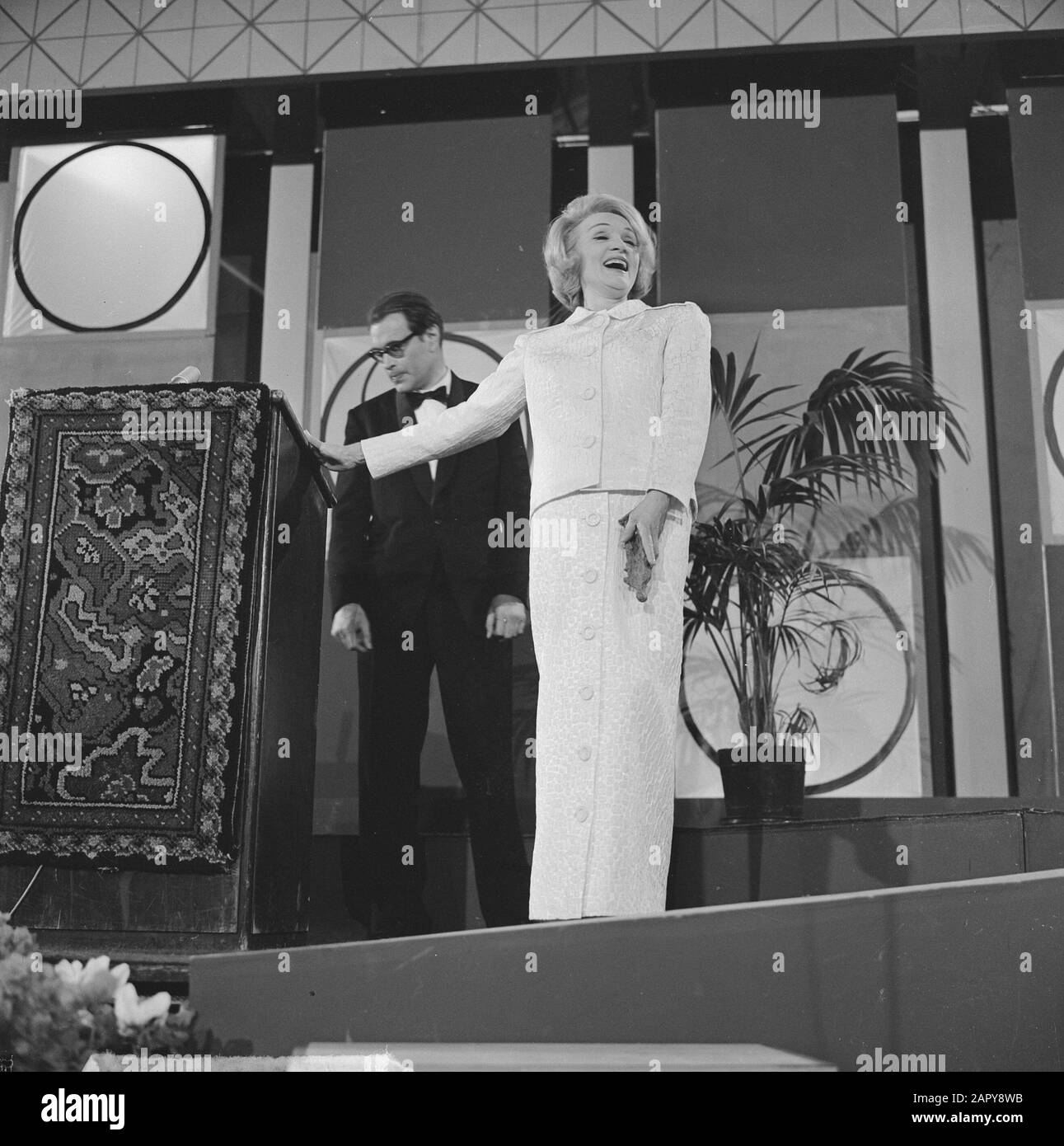 Marlene Dietrich avec son Edison au Grand Gala du Disque Populaire au Kurhaus de Scheveningen. Date : 13 Octobre 1963 Lieu : La Haye, Kurhaus, Scheveningen, Zuid-Holland Nom Personnel : Dietrich, Marlene Banque D'Images