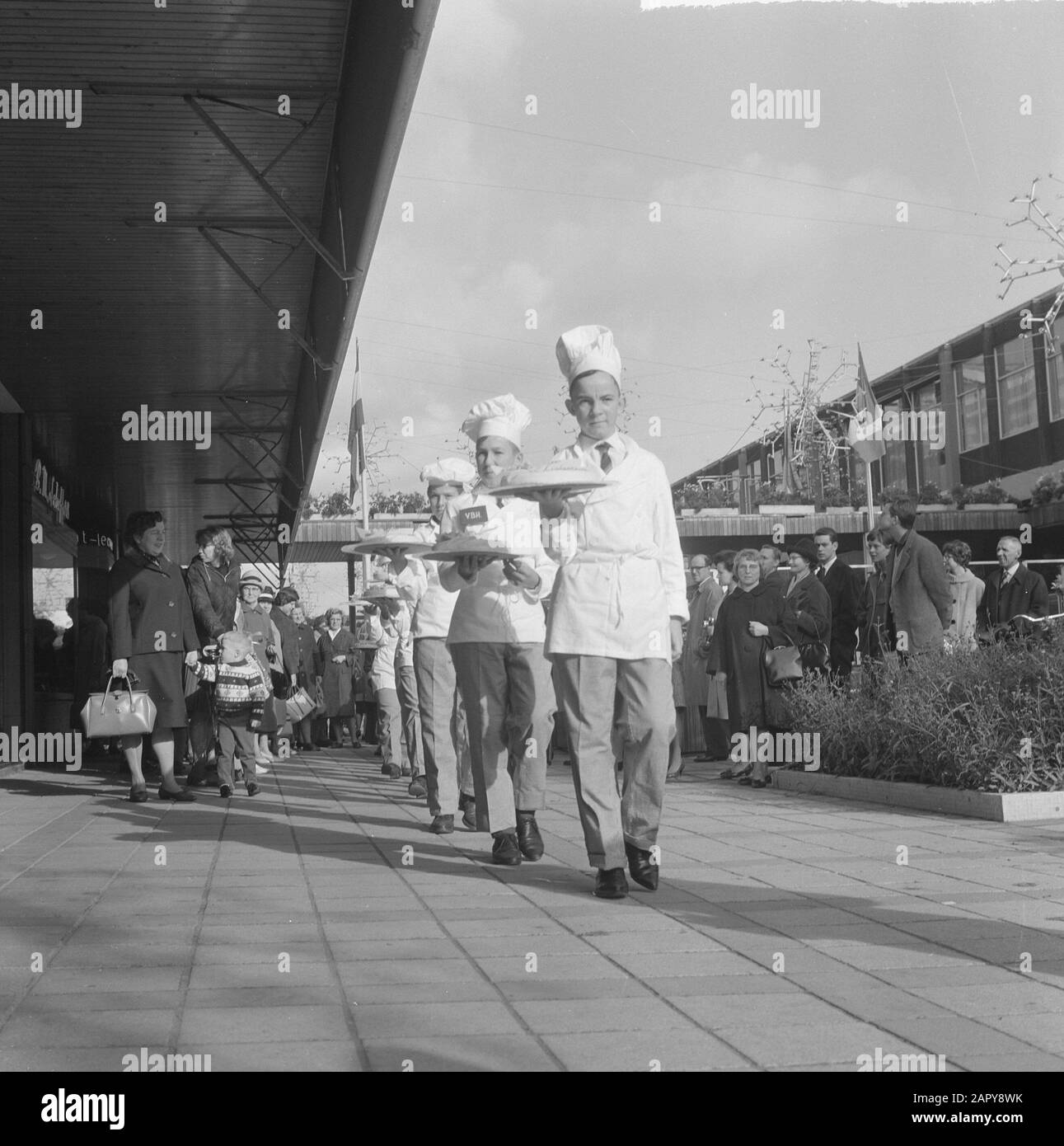 Lijnbaan dix ans. Bakkertjes a apporté des gâteaux de commerçants Date: 9 octobre 1963 mots clés: Takes, SHOPPERS, boulangers Nom personnel: LINRAAK Banque D'Images