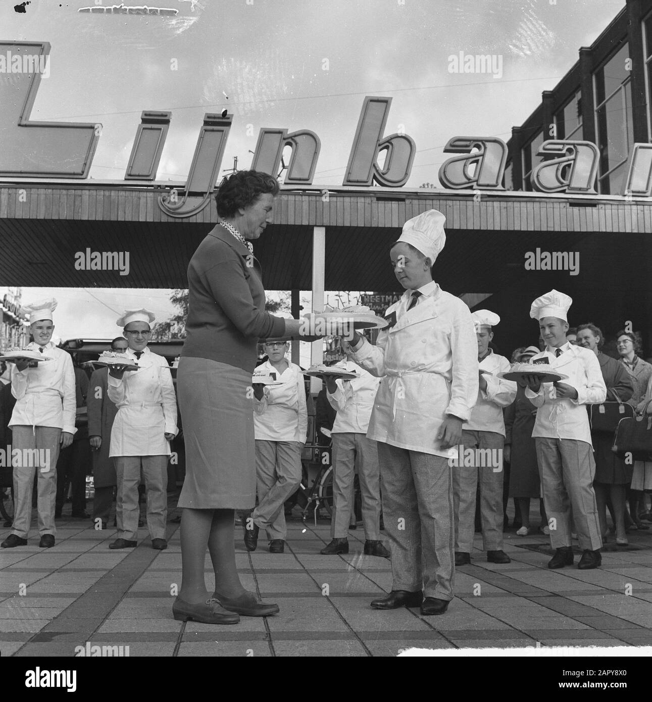 Lijnbaan dix ans. Bakkertjes apportait des gâteaux de commerçants Date: 9 octobre 1963 mots clés: Boulangers, TAKES, SCHELIERS Nom personnel: LINBAAR Banque D'Images