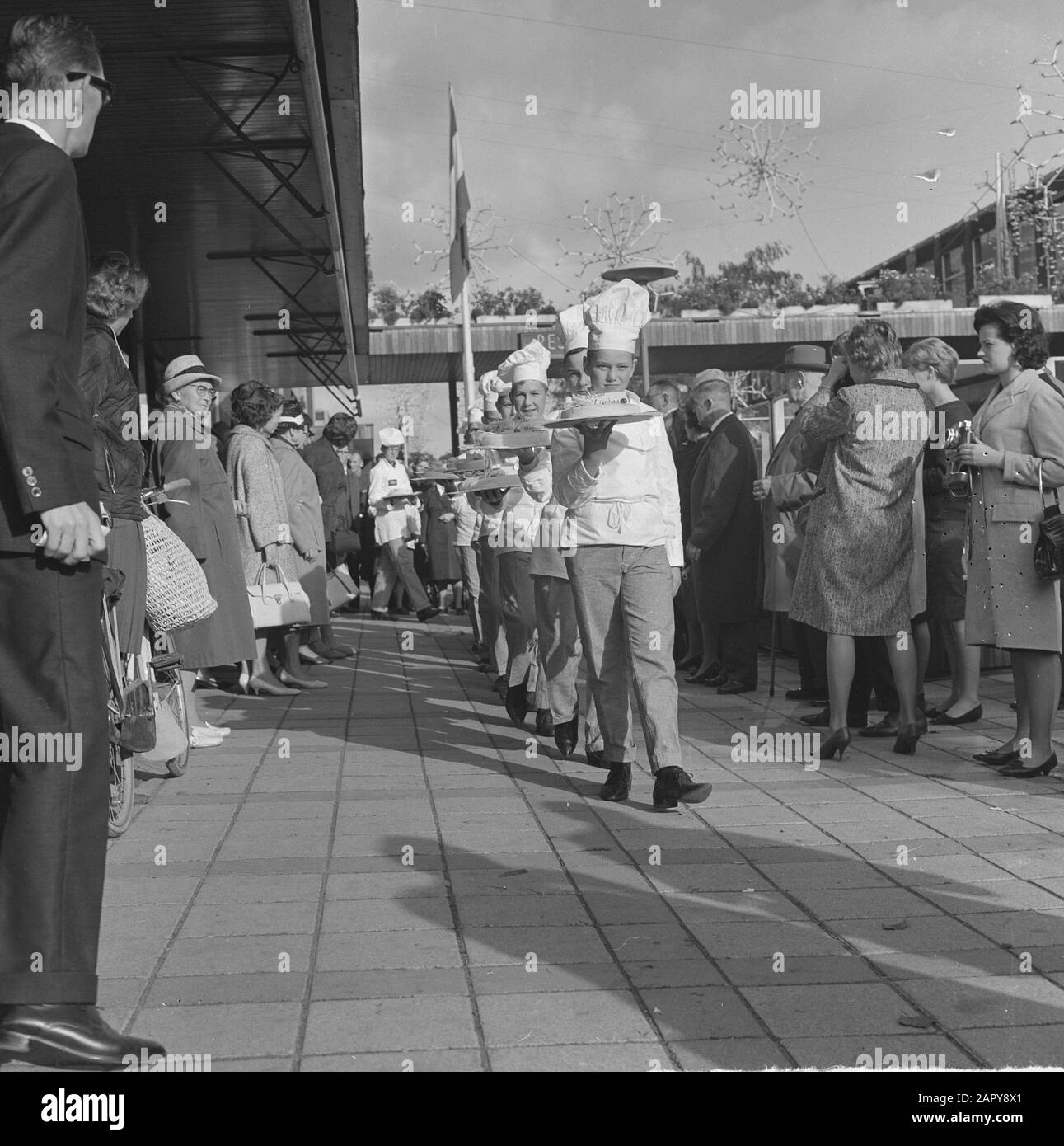 Lijnbaan dix ans. Bakkertjes a apporté des gâteaux de commerçants Date: 9 octobre 1963 mots clés: Takes, SHOPPERS, boulangers Nom personnel: LINRAAK Banque D'Images