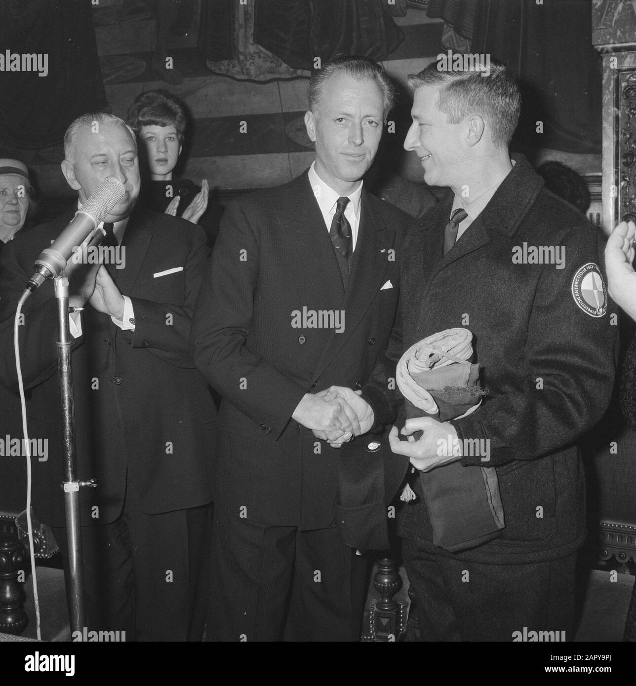 L'expédition du pôle Sud est parti. Les 14 hommes apportent une salutation finale aux parents Date : 7 décembre 1963 mots clés : hommes, expéditions, parents Banque D'Images