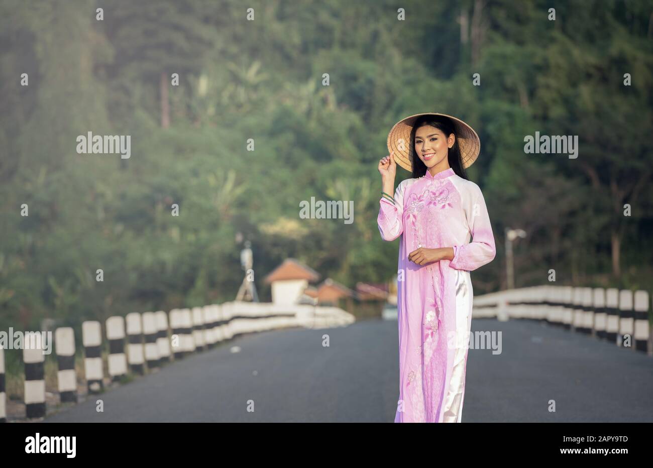 Portrait de filles thaïlandaises avec Ao Dai, tenue traditionnelle vietnamienne, Ao dai est célèbre costume traditionnel pour femme au Vietnam. Banque D'Images