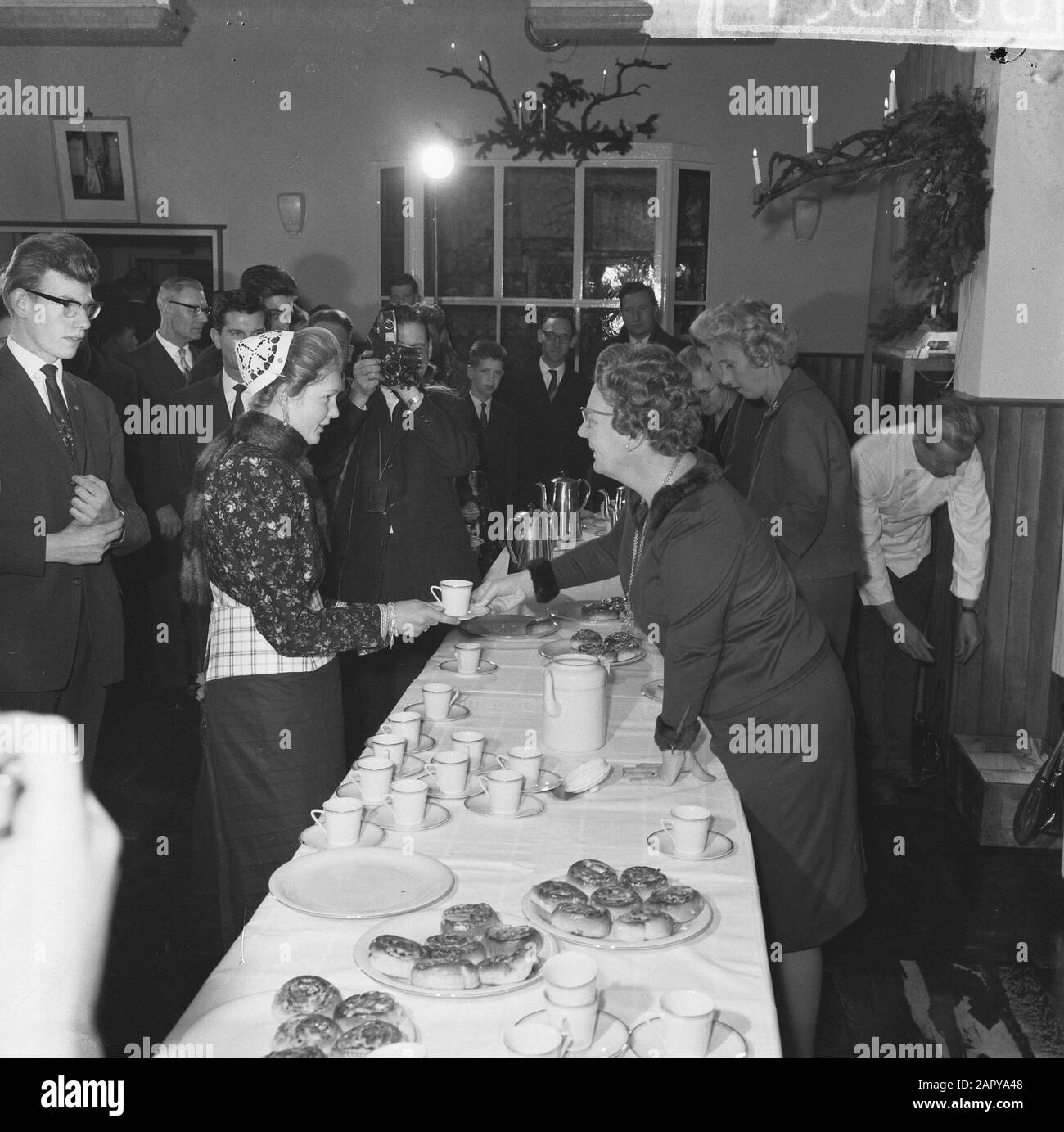 La famille royale célèbre Noël avec le personnel la reine Juliana donne une fille de Staphorster une tasse de chocolat à Date: 23 décembre 1963 mots clés: Chocolat lait, noël Nom de personne: Juliana, Reine Banque D'Images