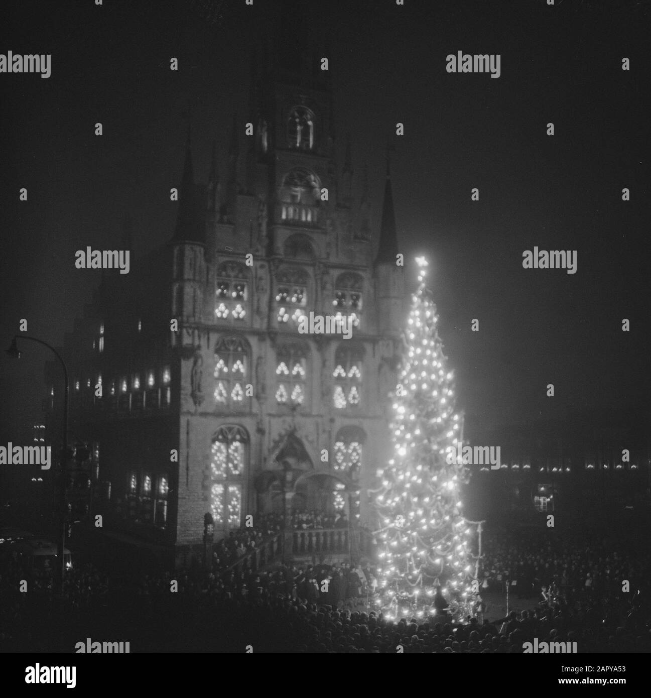 Arbre de Noël norvégien pour Gouda offert par l'ambassadeur à la place du marché en face de l'Hôtel de ville Date: 17 décembre 1963 lieu: Gouda mots clés: Offres, ambassadeurs, arbres de Noël, mairie Banque D'Images