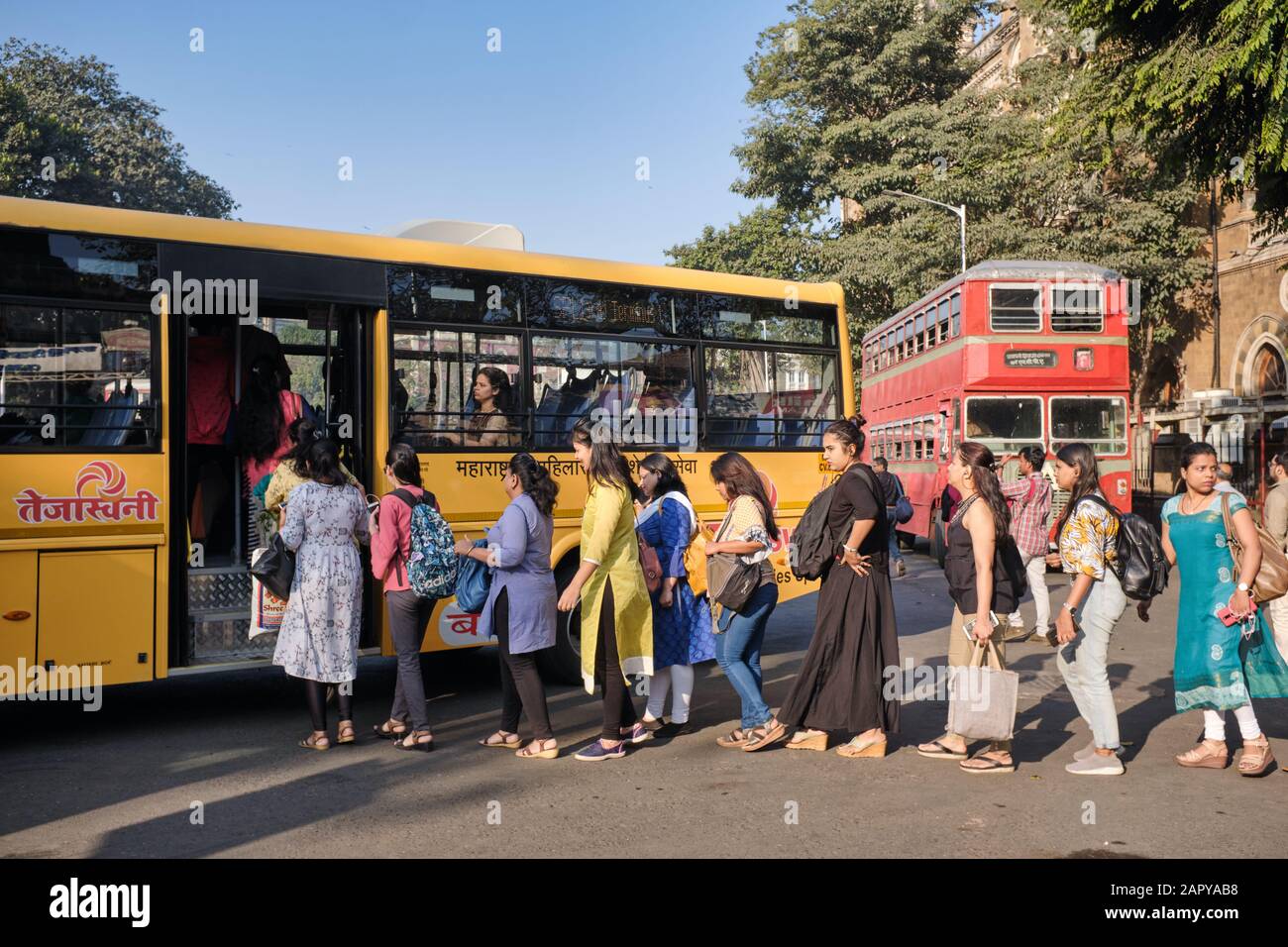 Les femmes de la navette à Chhatrapati Shivaji Maharaj Terminus à Mumbai, en Inde, embarquant un bus du service de bus toutes femmes Tejaswini Banque D'Images