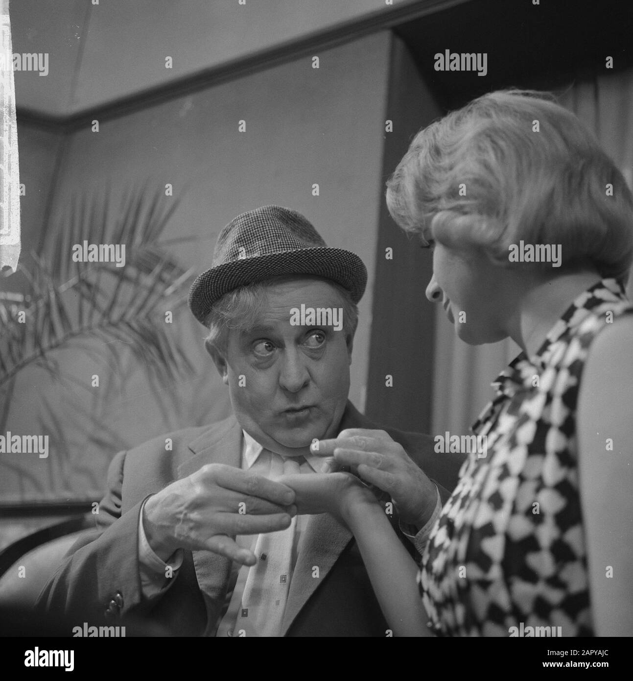 Jeu De Télévision Rumbling Harry, Johan Card Et Margot De Vries Annotation: Épisode The Suitcase Date: 10 Janvier 1964 Mots Clés: Télévision Drames Personnalité: Carte, Johan, Vries, Margot De Banque D'Images