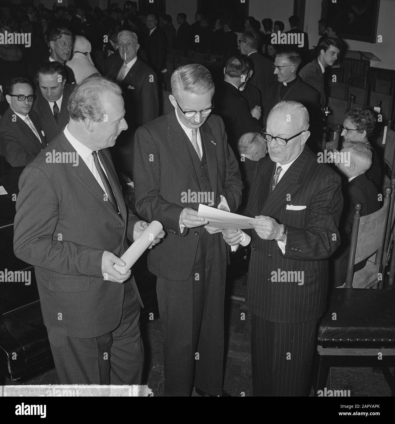 Prix Fisherman Neerlandia décernés à la Haye Rollzaal deux artistes célèbres de la musique Gerard Hengeveld (l) et Hans Henkemans (m) ont reçu le prix de la date : 15 février 1964 mots clés : prix , présidents Nom personnel : F. Ko, Gerard Hengeveld Nom de l'établissement : Rolzaal Banque D'Images