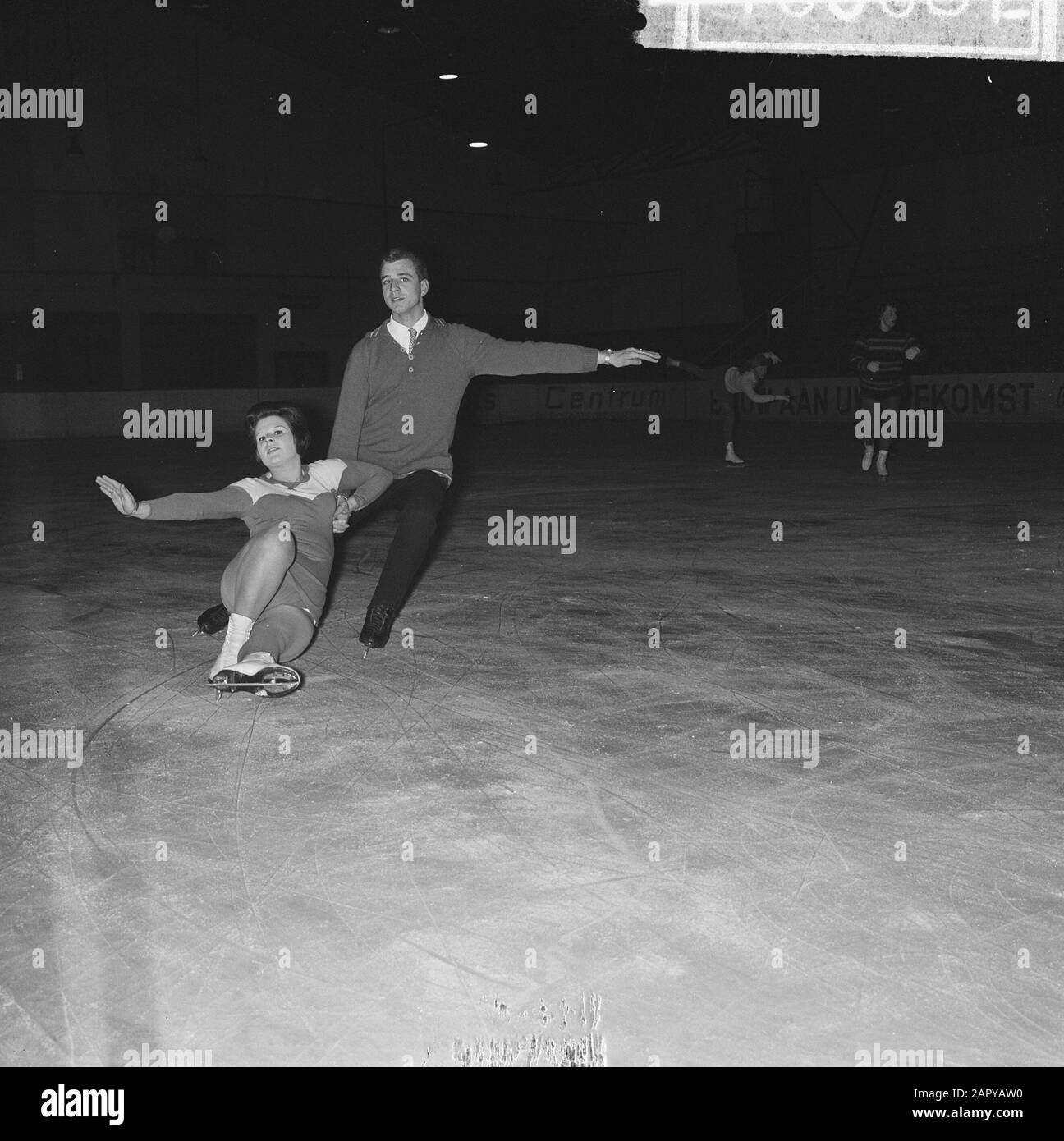 La danseuse de glace de la Haye Jopée et Nico Wolff s'entraînent à L'Hoky à la Haye pour les Championnats du monde Date: 19 février 1964 lieu: La Haye, Zuid-Holland mots clés: Art bagarres, patinage, nom de la Personne sportive: Wolff, Jopie, Wolff, Nico Banque D'Images