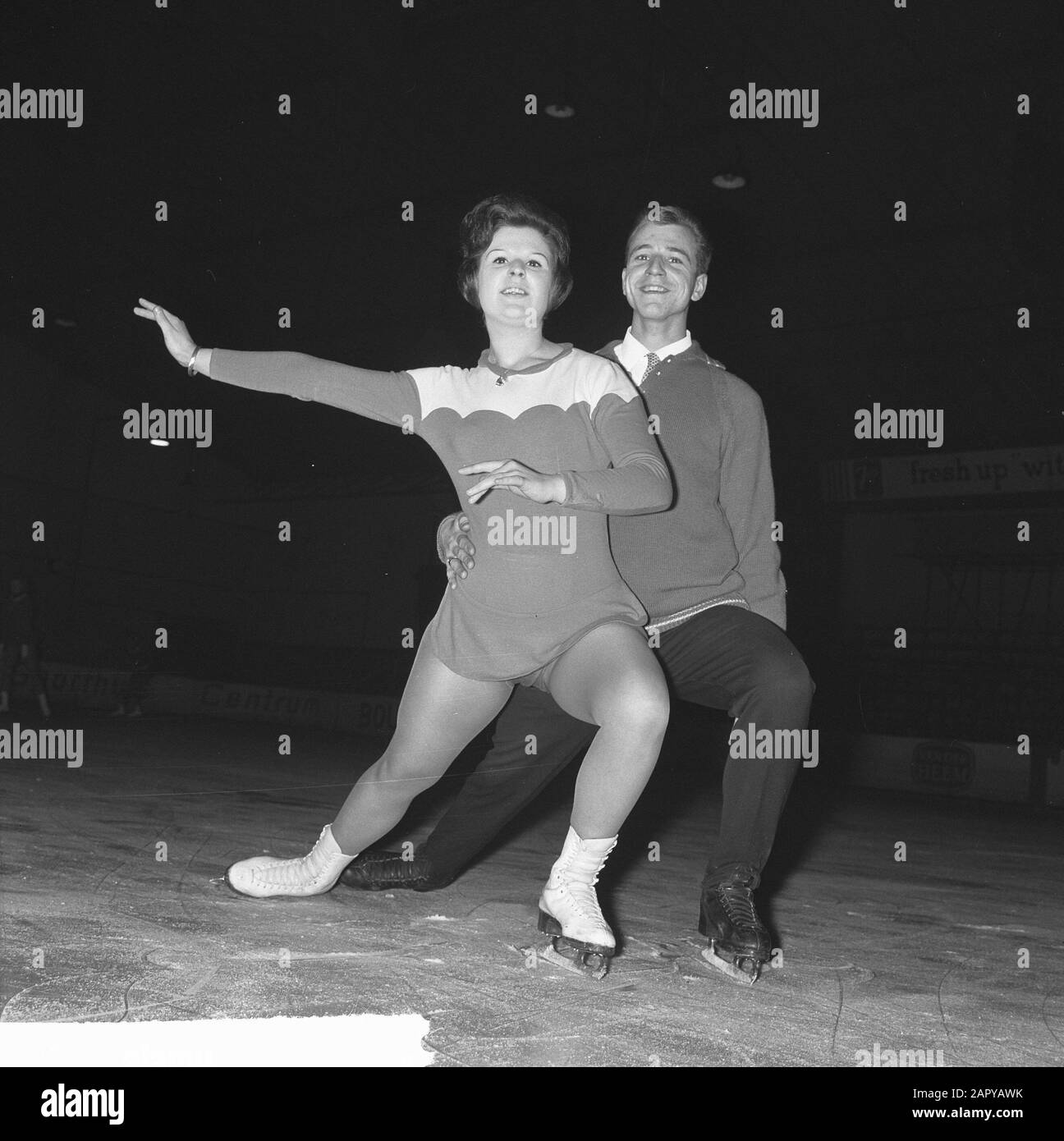 La danseuse de glace de la Haye Jopée et Nico Wolff s'entraînent à L'Hoky à la Haye pour les Championnats du monde Date: 19 février 1964 lieu: La Haye, Zuid-Holland mots clés: Art bagarres, patinage, sports Nom personnel: Wolff, Jopie, Wolff, Nico Banque D'Images