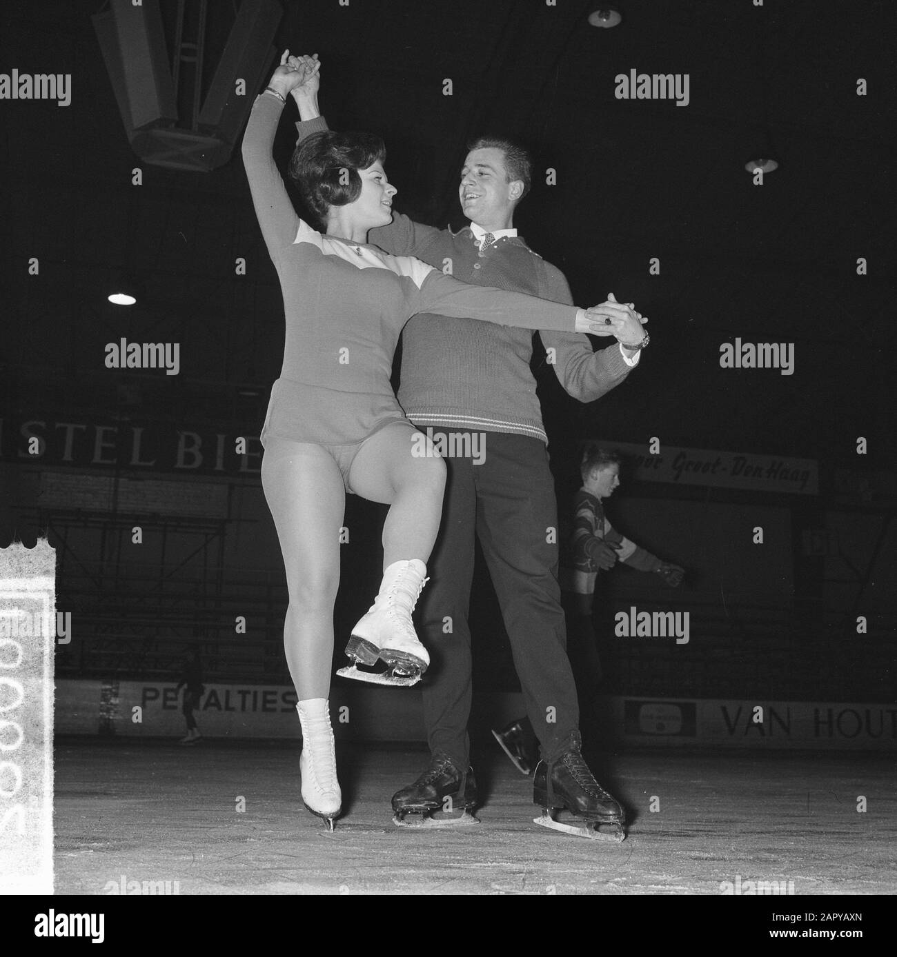 La danseuse de glace de la Haye Jopée et Nico Wolff s'entraînent à L'Hoky à la Haye pour les Championnats du monde Date: 19 février 1964 lieu: La Haye, Zuid-Holland mots clés: Art bagarres, patinage, nom de la Personne sportive: Wolff, Jopie, Wolff, Nico Banque D'Images