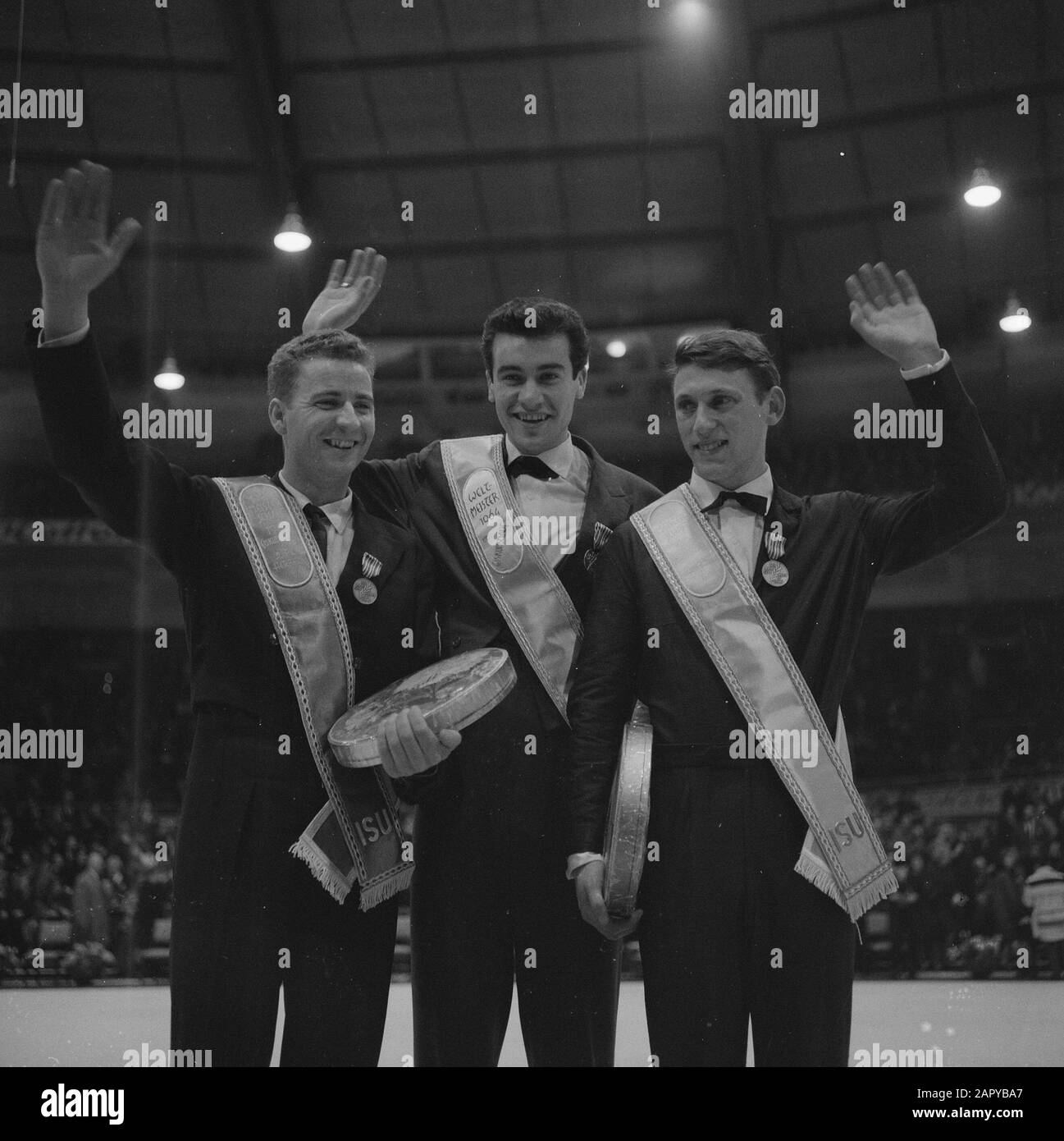 Championnat Du Monde De Patinage Artistique 1964 À Dortmund, Sur L'Érieprodium De Karol Divin (Tchécoslovaquie), Manfred Schnelldorfer Et Alain Calmat Date : 29 Février 1964 Lieu : Dortmund Mots Clés : Patinage Artistique Nom Personnel : Calmat. Alain, Dbin, Karol, Schnelldorfer, Manfred Banque D'Images