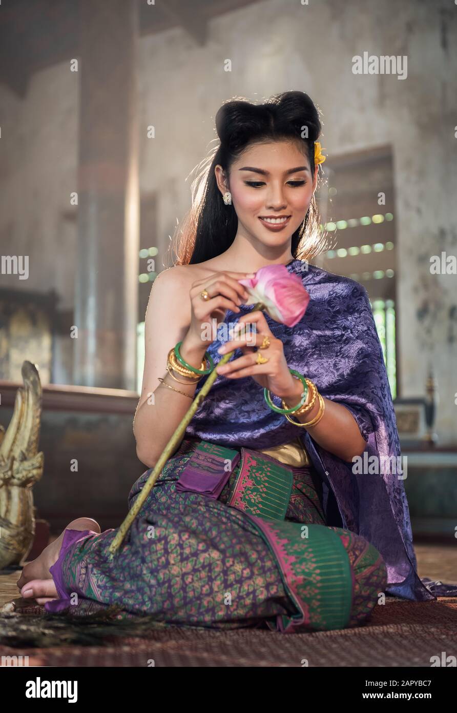 Une fille thaïlandaise qui fait de la fleur de lotus dans le temple Banque D'Images