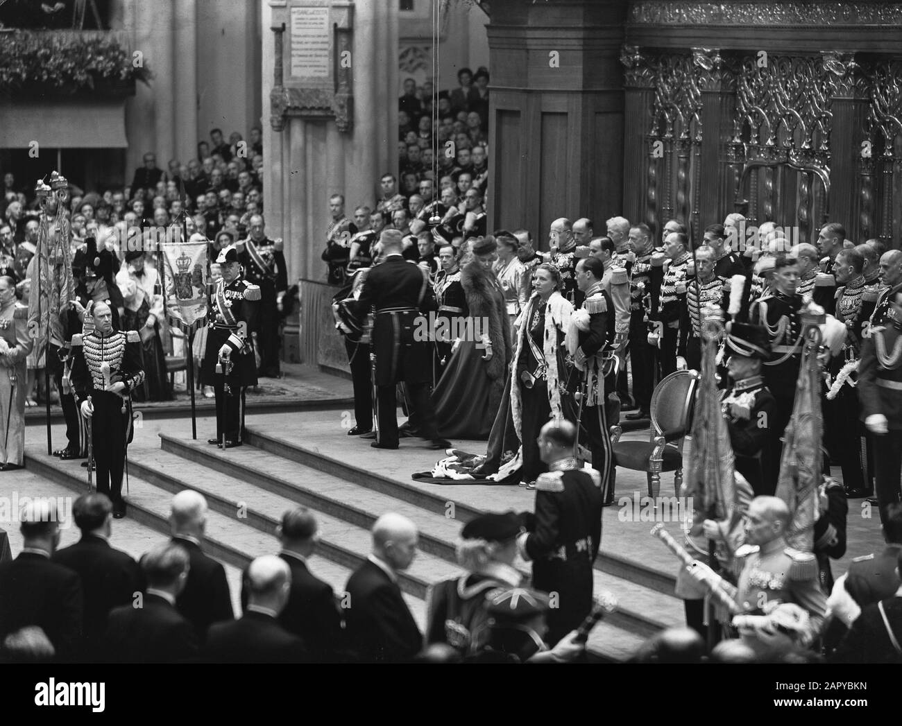 Abdication Reine Wilhelmina/Inauguration De La Reine Juliana Inauguration Reine Juliana. Solennité au Nieuwe Kerk à Amsterdam (n° de commande 5-17). Le couple royal a grimpé les escaliers de la plate-forme du trône et a attendu que les membres de la cour aient pris leurs sièges et que les derniers sons du Wilhelmus se rappellent. Date: 6 septembre 1948 lieu: Amsterdam, Noord-Holland mots clés: Inaugurations, maison royale Nom personnel: Juliana, Queen Banque D'Images