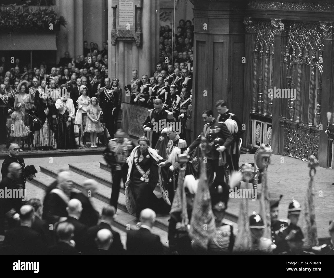Abdication Reine Wilhelmina/Inauguration De La Reine Juliana Inauguration Reine Juliana. Solennité au Nieuwe Kerk à Amsterdam (n° 17-17). H.M. Queen Juliana est inauguré, la cérémonie est terminée. Le couple royal quitte la plate-forme du trône pour aller à la sortie sur le Damside, sous la pergola de retour au palais. Date: 6 septembre 1948 lieu: Amsterdam, Noord-Holland mots clés: Inaugurations, maison royale Nom personnel: Juliana, Queen Banque D'Images Abdication Reine Wilhelmina/Inauguration De La Reine Juliana Inauguration Reine Juliana. Solennité au Nieuwe Kerk à Amsterdam (n° 17-17). H.M. Queen Juliana est inauguré, la cérémonie est terminée. Le couple royal quitte la plate-forme du trône pour aller à la sortie sur le Damside, sous la pergola de retour au palais. Date: 6 septembre 1948 lieu: Amsterdam, Noord-Holland mots clés: Inaugurations, maison royale Nom personnel: Juliana, Queen Banque D'Images