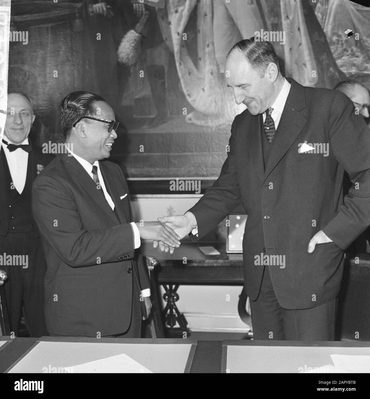 Accord entre les Pays-Bas et l'Indonésie signé au Ministère des affaires étrangères, dr. Soebandirio (l) secoue les mains du ministre Lun Date : 3 avril 1964 mots clés : accords Nom personnel : LUN, J.A. M.H., Lun, Joseph, Subandrio Banque D'Images