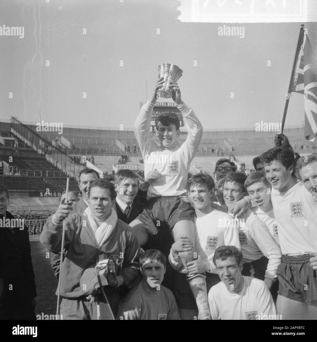Finale du tournoi européen de la jeunesse Angleterre contre l'Espagne 4-0, équipe anglaise avec la coupe après leur victoire Date: 5 avril 1964 mots clés: Coupes, finales, équipes, sports, football Banque D'Images