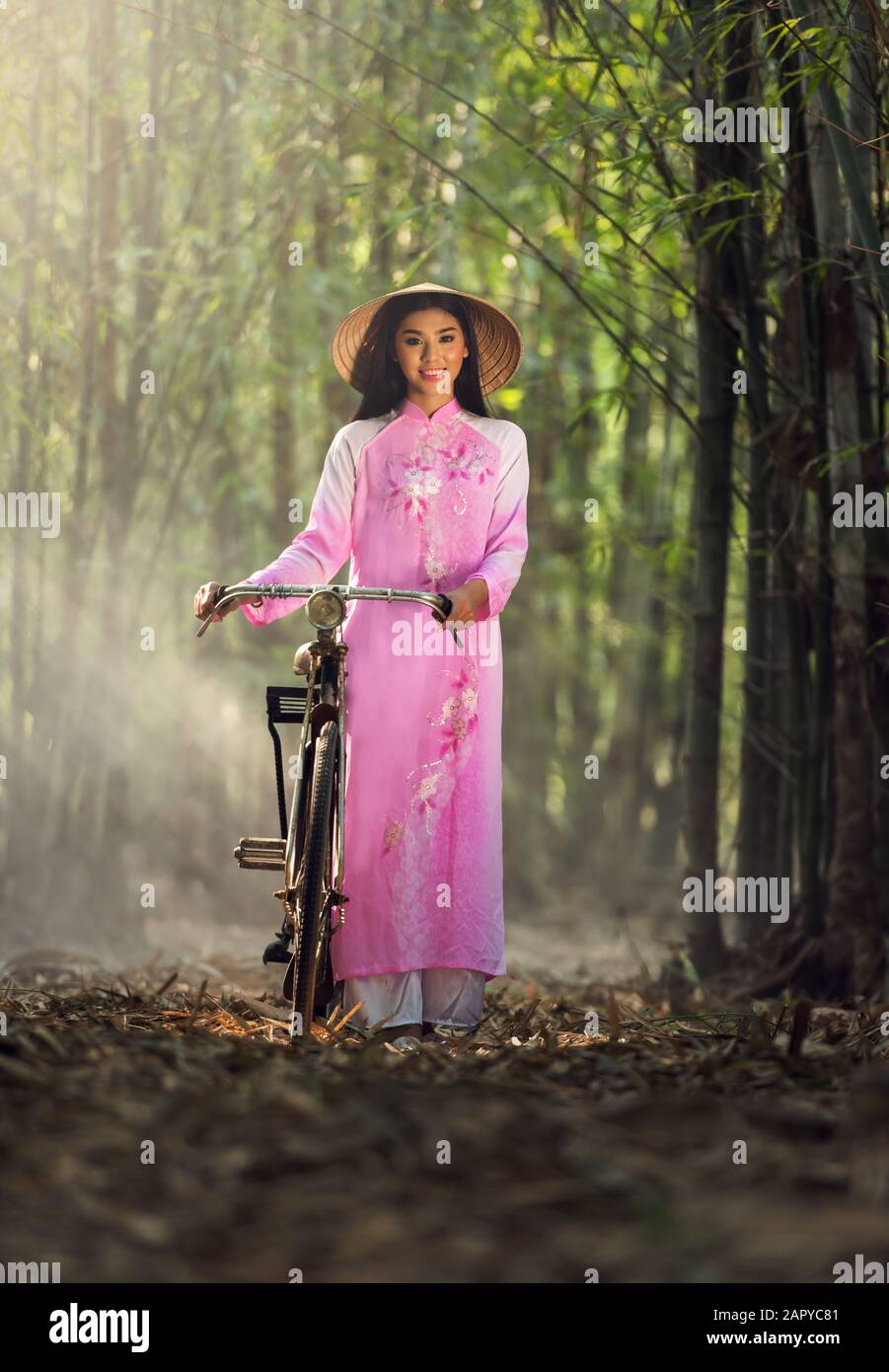 Portrait de jeune fille avec une robe traditionnelle vietnamienne location Banque D'Images