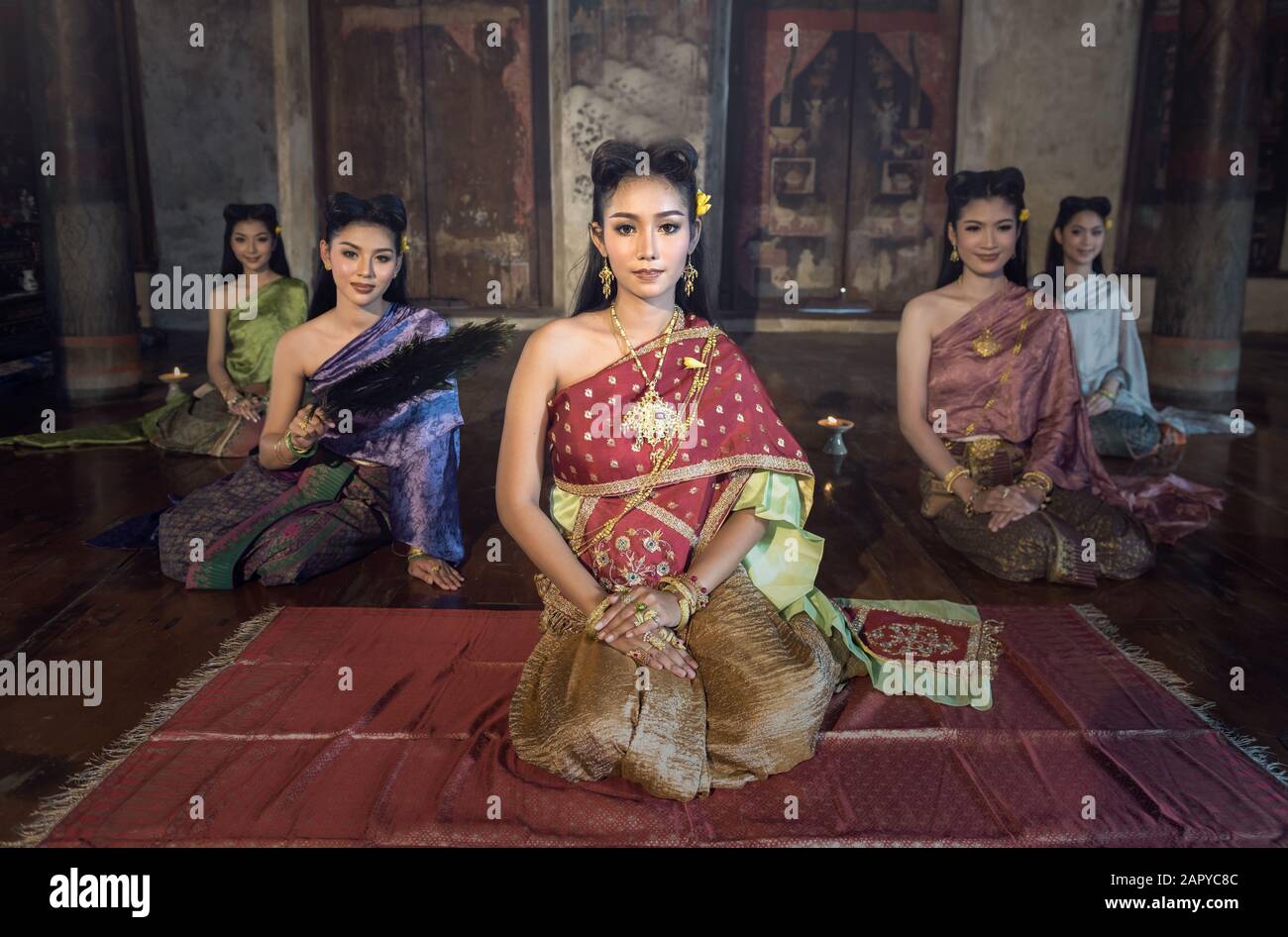 Belle fille thaïe en costume traditionnel Thaï Banque D'Images