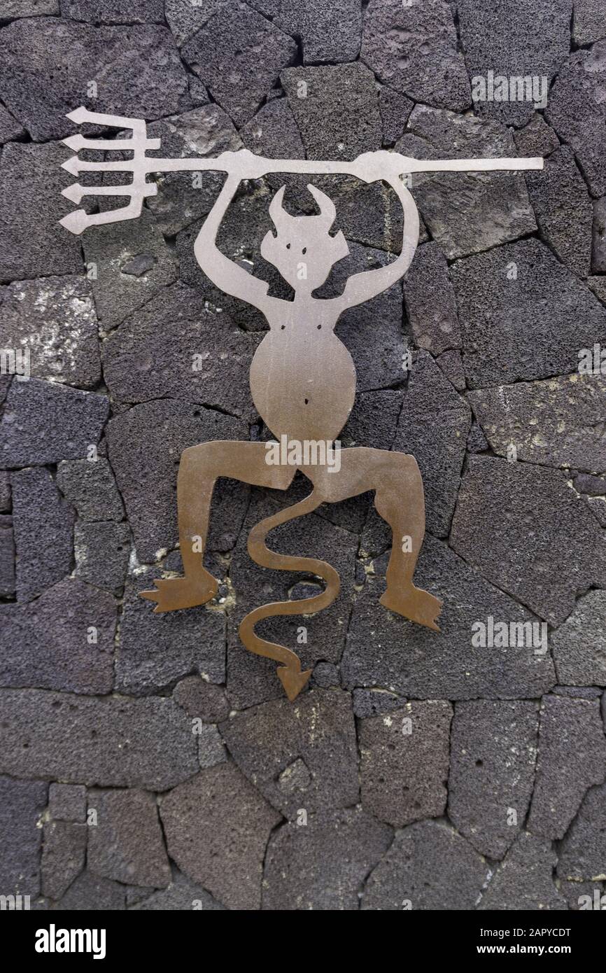 Timanfaya, ESPAGNE - avril 01, 2019: Parque nacional de Timanfaya - sculpture symbolique du diable conçue par Cesar Manrique, emblème de Timanfaya, Lanza Banque D'Images