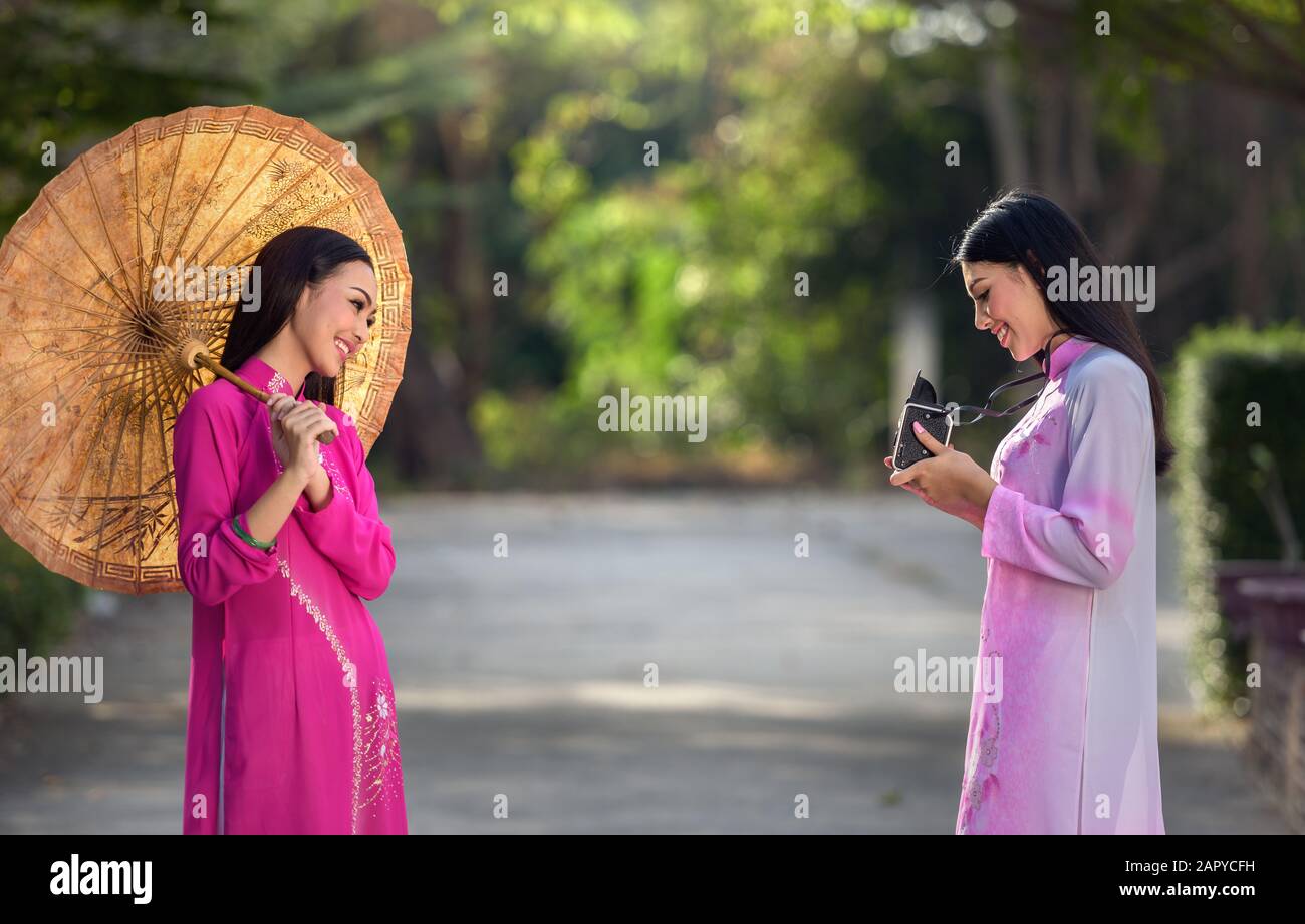 Portrait de fille vietnamienne robe traditionnelle avec appareil photo Banque D'Images