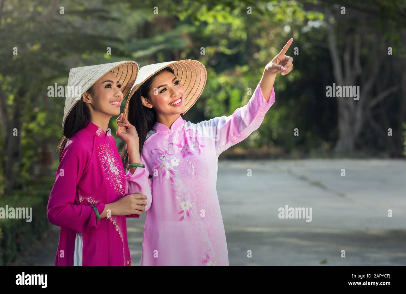 Portrait de fille vietnamienne costumes traditionnels, Ao dai est célèbre costume traditionnel pour femme au Vietnam Banque D'Images