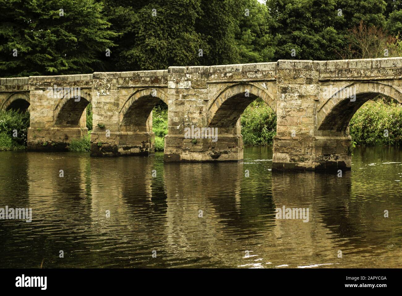 Belle photo de l'ancien pont d'Essex avec des arbres verts au loin à Shugborough au Royaume-Uni. Banque D'Images