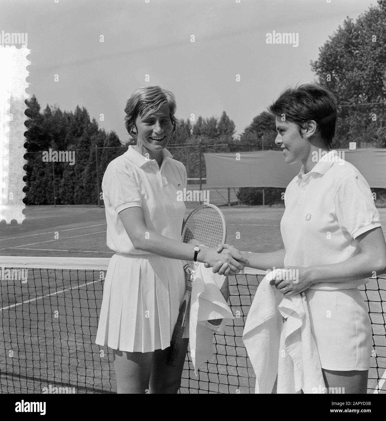 Tennis Pays-Bas contre Belgique, Trudi Groenman et joueur belge Date: 22 août 1964 lieu: Belgique mots clés: Tennis Nom De La Personne: Groenman, Trudy Banque D'Images