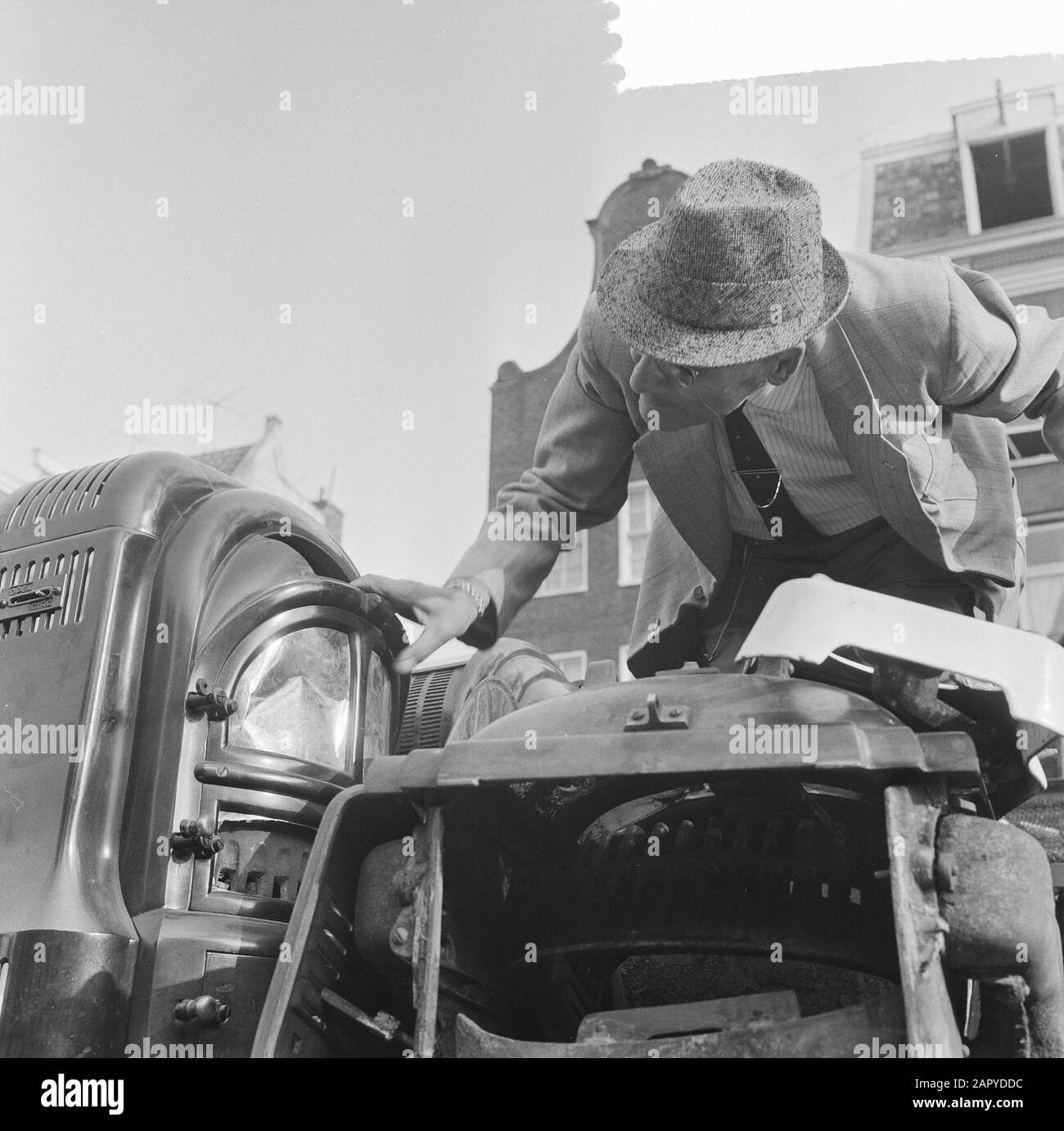 Potstoves à la Waterlooplein, en attente des acheteurs Date: 5 octobre 1964 lieu: Amsterdam mots clés: Marchés, appareils de chauffage Nom personnel: Waterlooplein Banque D'Images