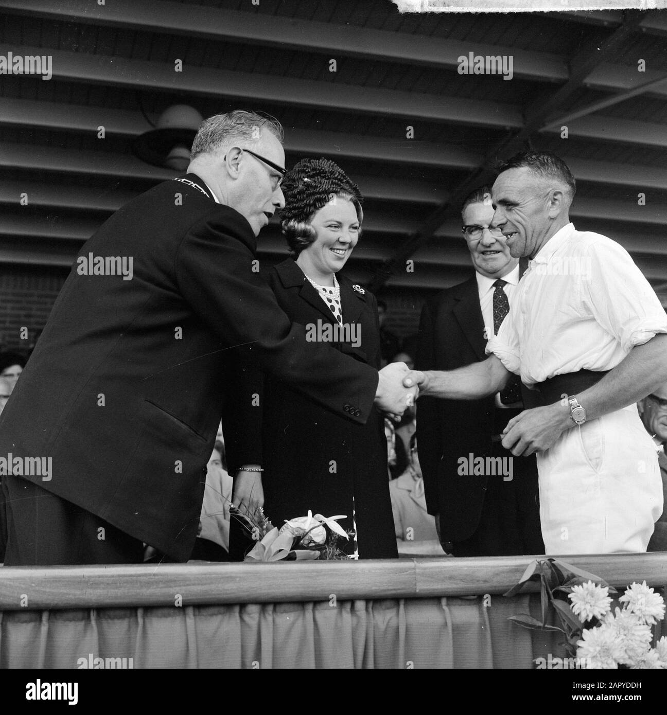 La princesse Beatrix a visité l'exposition du Draft Horse néerlandais à Den Bosch, la princesse lors de l'attribution des médailles Date : 19 septembre 1964 lieu : den Bosch mots clés : médailles, PRINCESSE, exposition, visites Nom personnel : Beatrix, princesse Banque D'Images