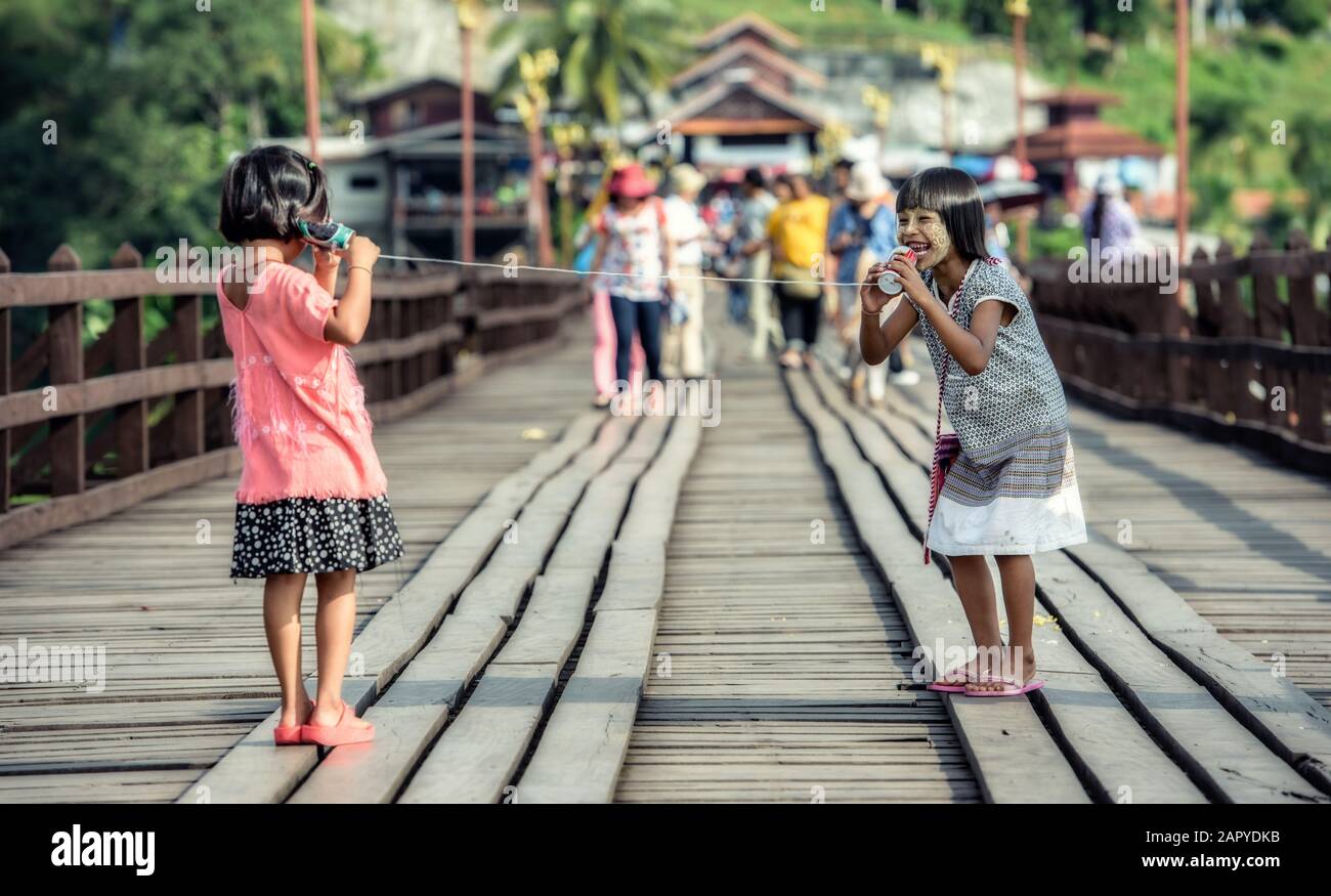 Les filles asiatiques parler sur un téléphone peut Banque D'Images