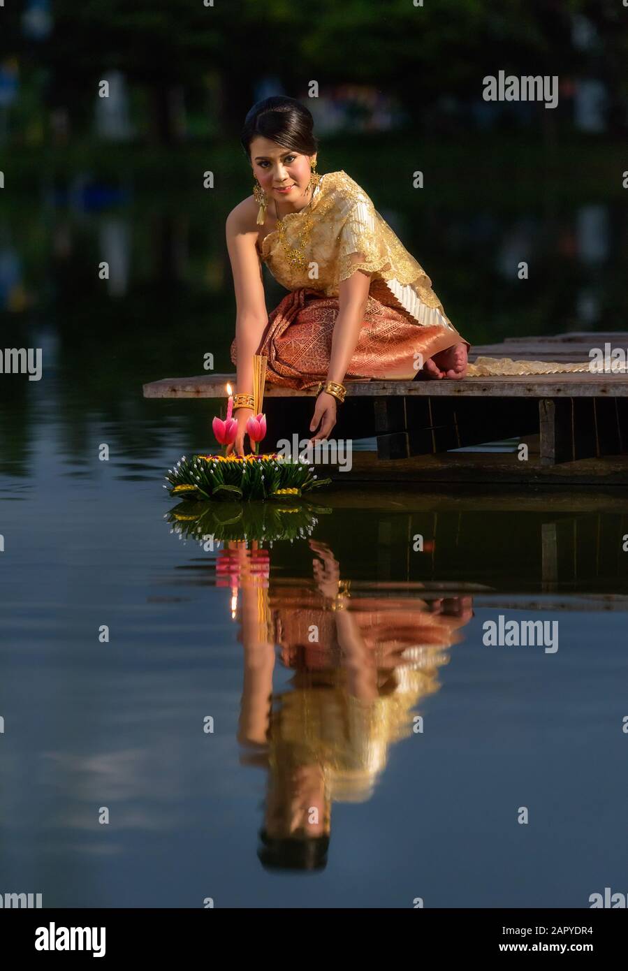Loy Krathong Traditional Festival, une femme thaïlandaise tient kratong, Thaïlande Banque D'Images