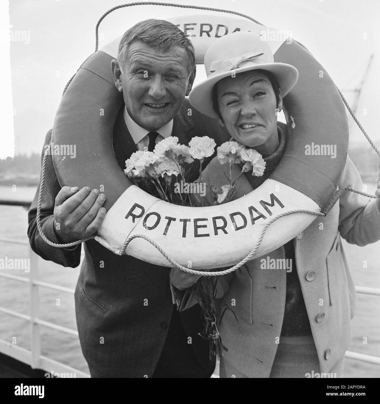 RIKA Jansen et Kees Manders quittèrent Rotterdam pour l'Amérique Date : 26 octobre 1964 lieu : Rotterdam, Zuid-Holland Banque D'Images