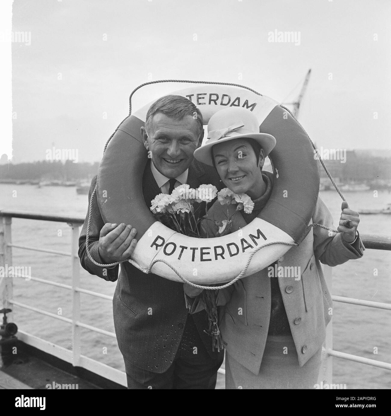 RIKA Jansen et Kees Manders quittèrent Rotterdam pour l'Amérique Date : 26 octobre 1964 lieu : Rotterdam, Zuid-Holland Banque D'Images
