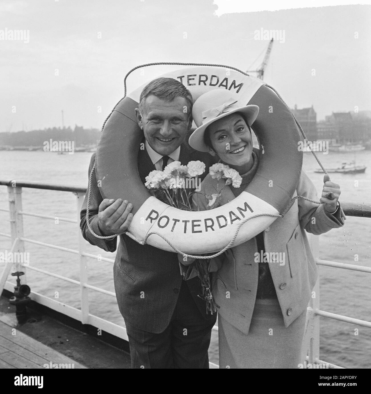 RIKA Jansen et Kees Manders quittèrent Rotterdam pour l'Amérique Date : 26 octobre 1964 lieu : Rotterdam, Zuid-Holland Banque D'Images