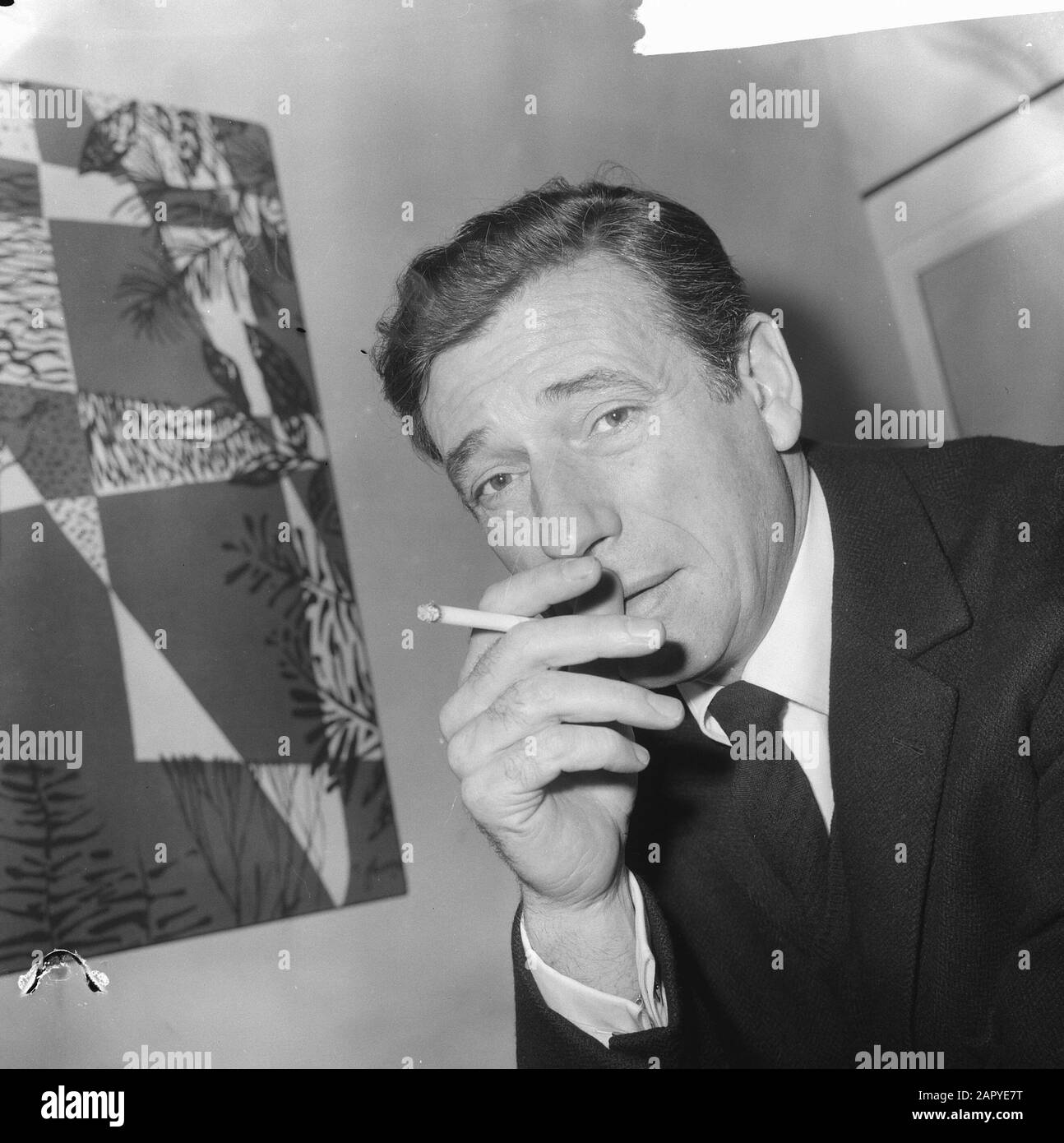 Yves Montand dans notre pays pour la représentation à Koninklijke Schouwburg à la Haye Date : 9 février 1965 lieu : la Haye, Zuid-Holland mots clés : acteurs, stars du cinéma, portraits, chanteurs Nom personnel : Monland, Yves Banque D'Images