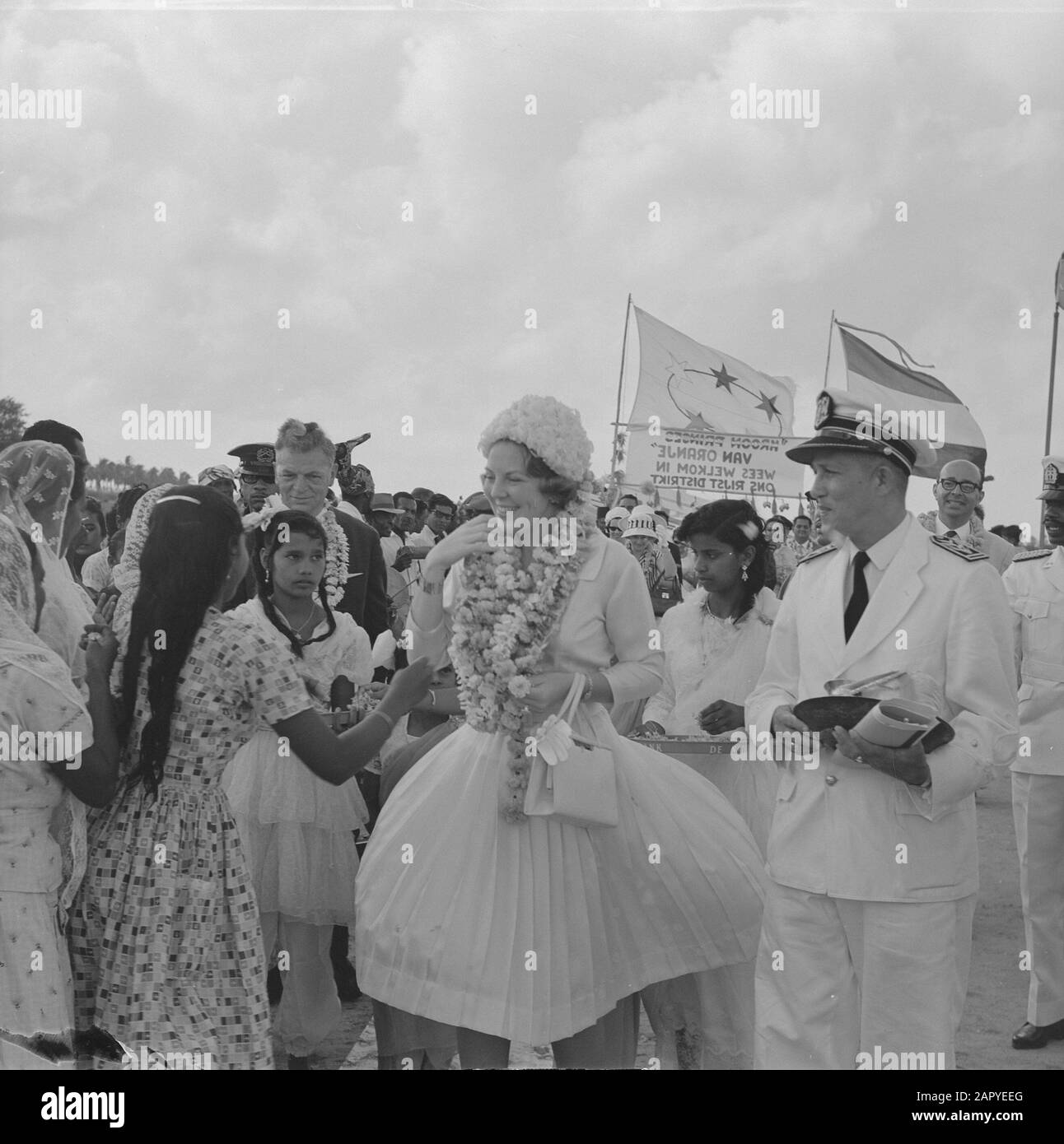 Princess Beatrix au Suriname, Princess Beatrix par Hindustani Garland Hung Date: 9 mars 1965 lieu: Suriname mots clés: Visites, princesses Nom personnel: Beatrix, princesse Banque D'Images