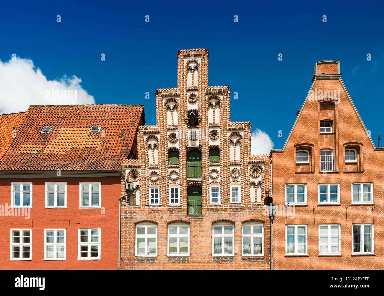 Façades des vieux bâtiments historiques en brique rouge. Ciel bleu sur l'arrière-plan. Luneburg, Allemagne Banque D'Images
